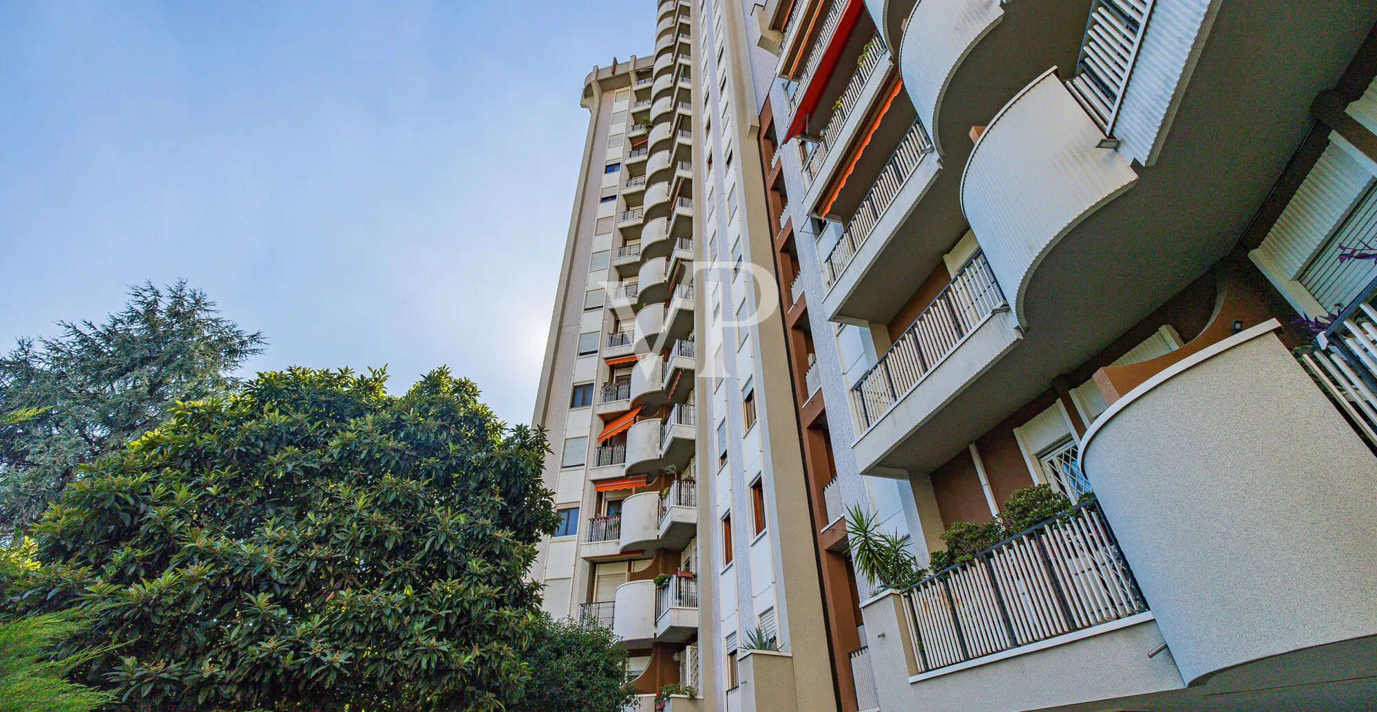 Apartamento de cuatro habitaciones más dos baños, sótano y garaje en la zona del Greco