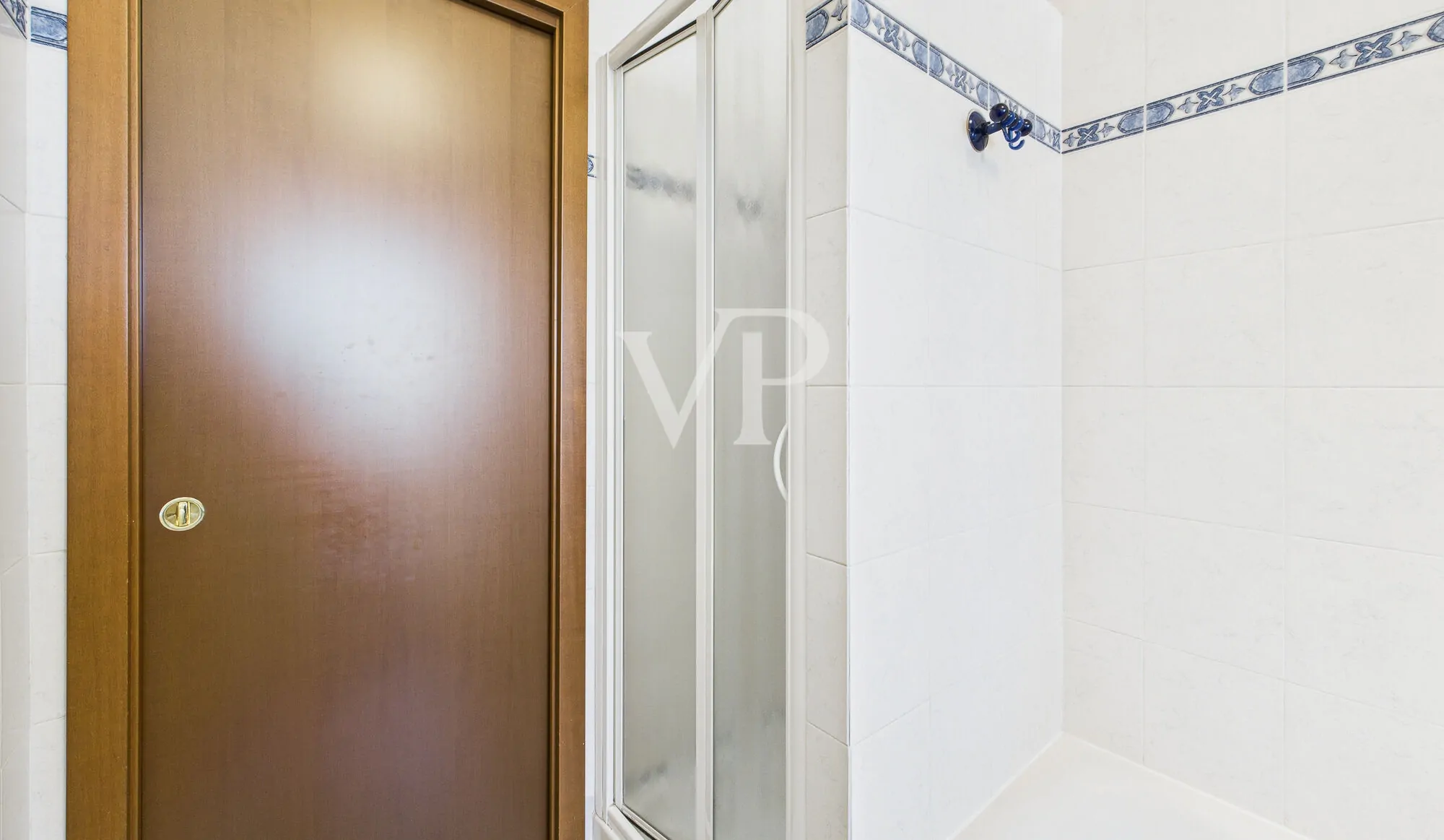 Apartamento de cuatro habitaciones más dos baños, sótano y garaje en la zona del Greco