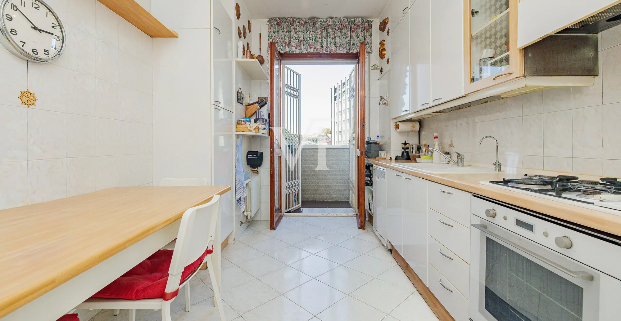 Apartamento de cuatro habitaciones más dos baños, sótano y garaje en la zona del Greco