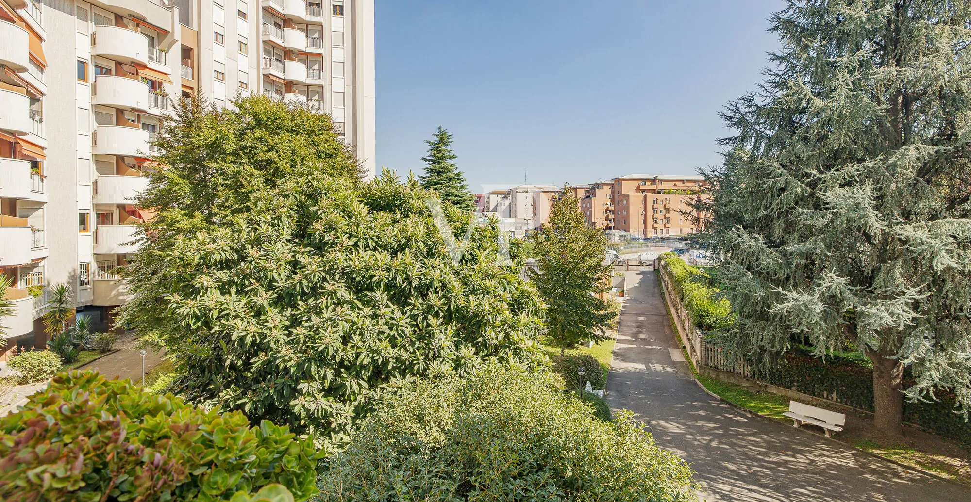 Apartamento de cuatro habitaciones más dos baños, sótano y garaje en la zona del Greco