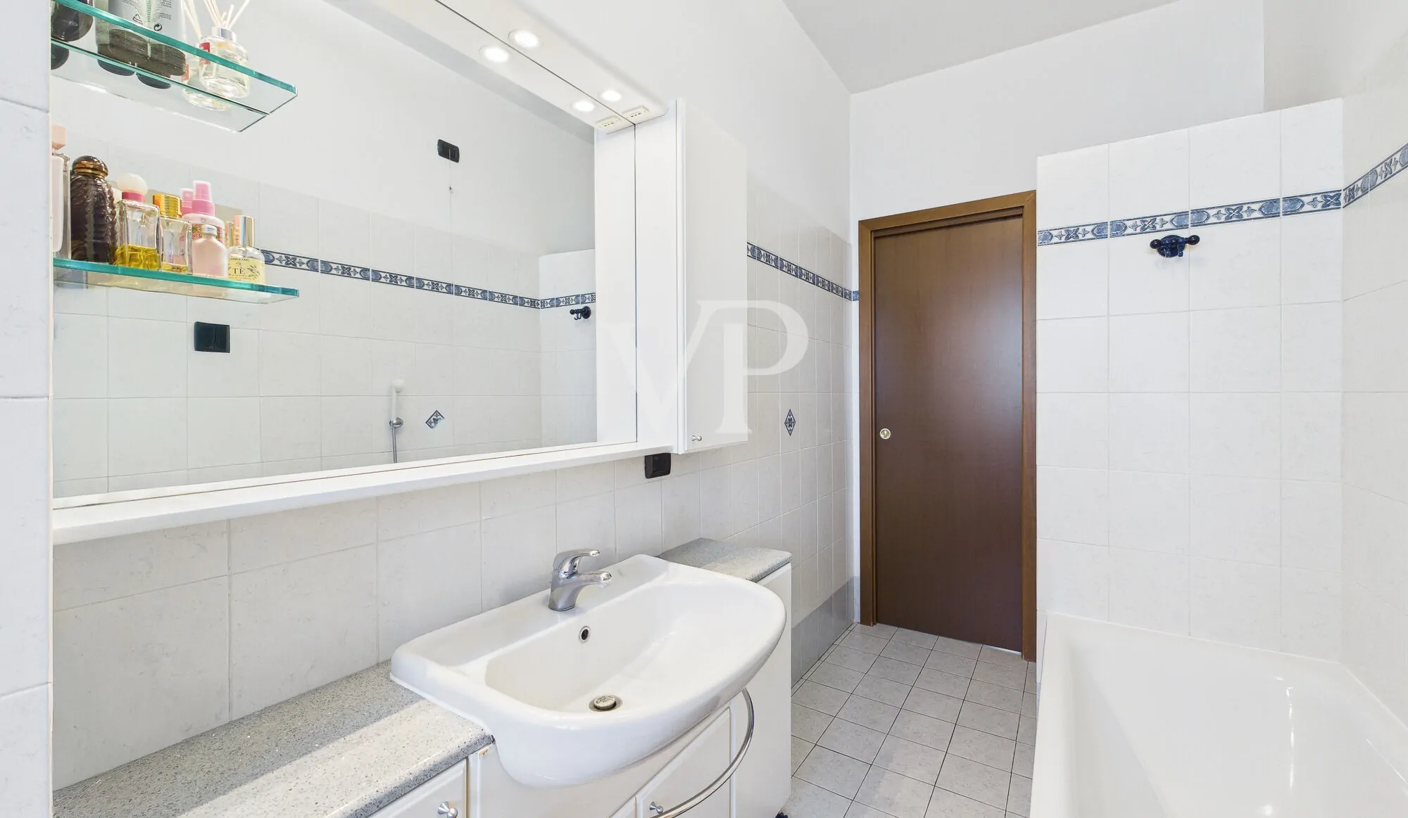 Apartamento de cuatro habitaciones más dos baños, sótano y garaje en la zona del Greco