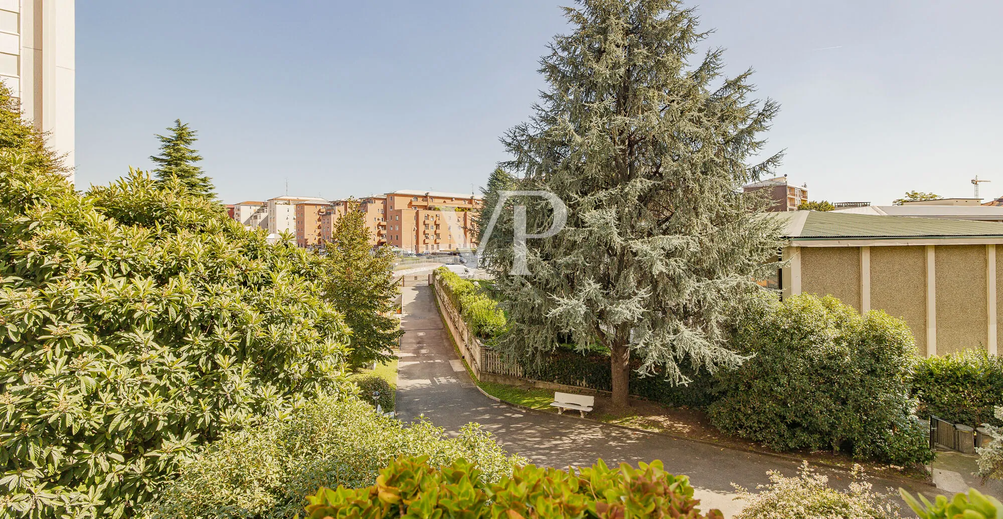 Apartamento de cuatro habitaciones más dos baños, sótano y garaje en la zona del Greco