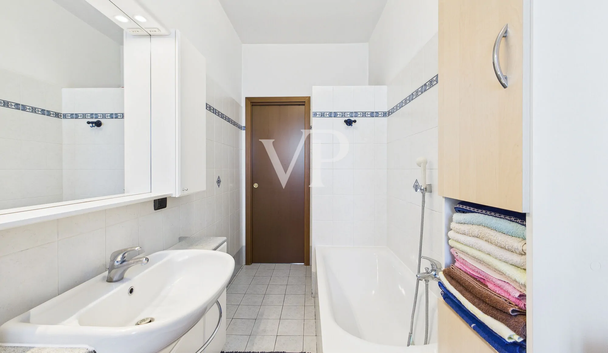 Apartamento de cuatro habitaciones más dos baños, sótano y garaje en la zona del Greco