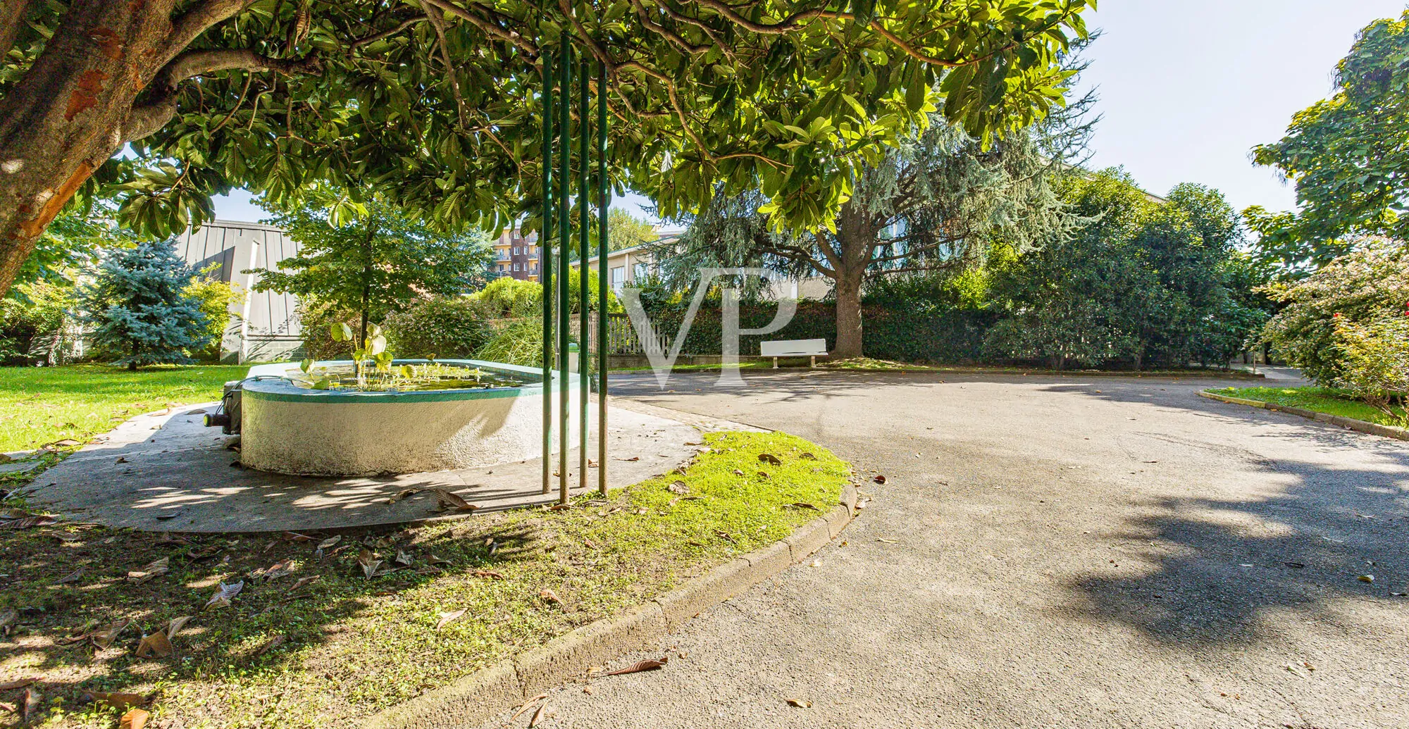 Apartamento de cuatro habitaciones más dos baños, sótano y garaje en la zona del Greco