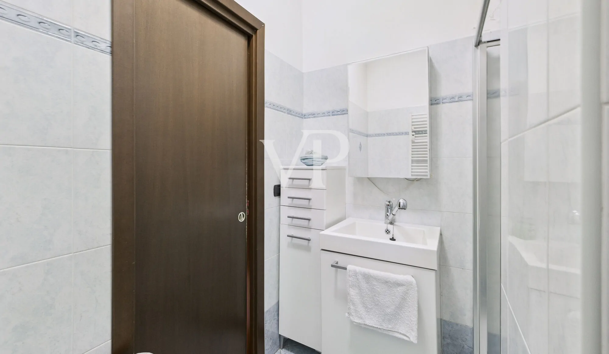 Apartamento de cuatro habitaciones más dos baños, sótano y garaje en la zona del Greco