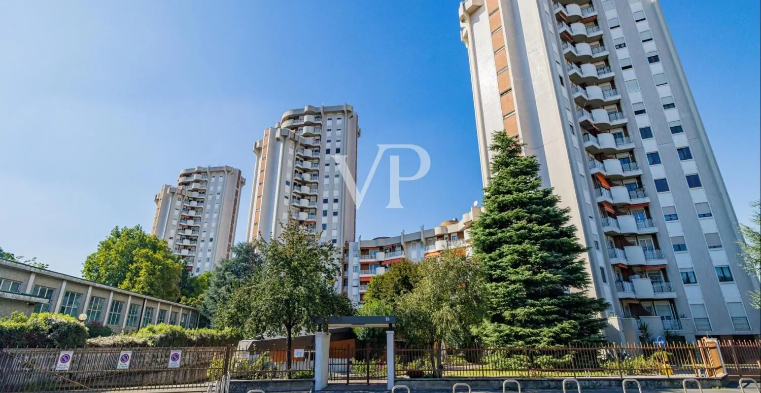 Apartamento de cuatro habitaciones más dos baños, sótano y garaje en la zona del Greco