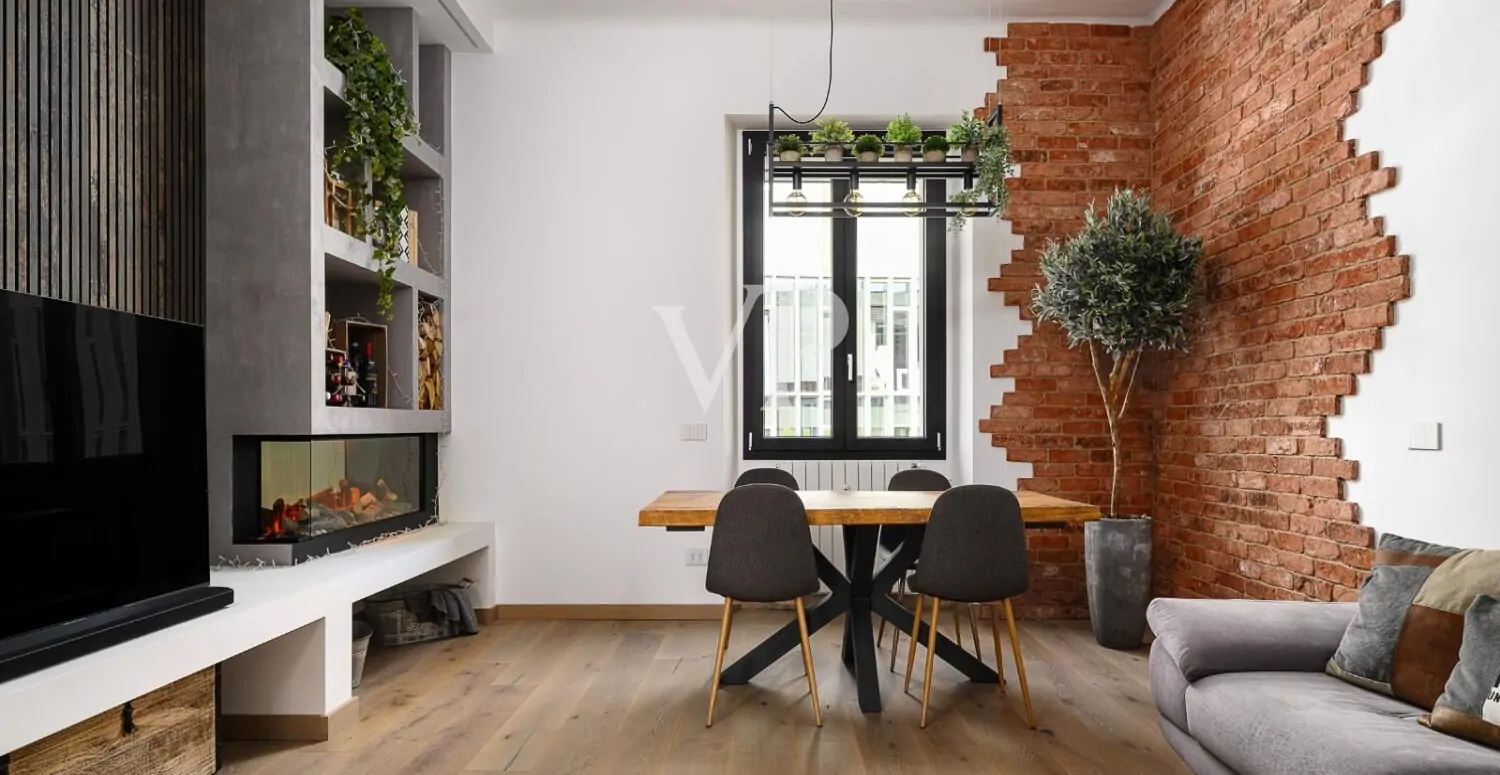 Elegante apartamento de cuatro habitaciones finamente renovado - piso alto