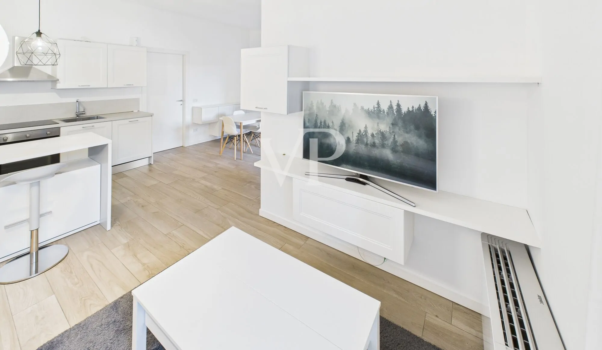 Moderno apartamento amueblado de tres habitaciones con pequeña terraza en la última planta