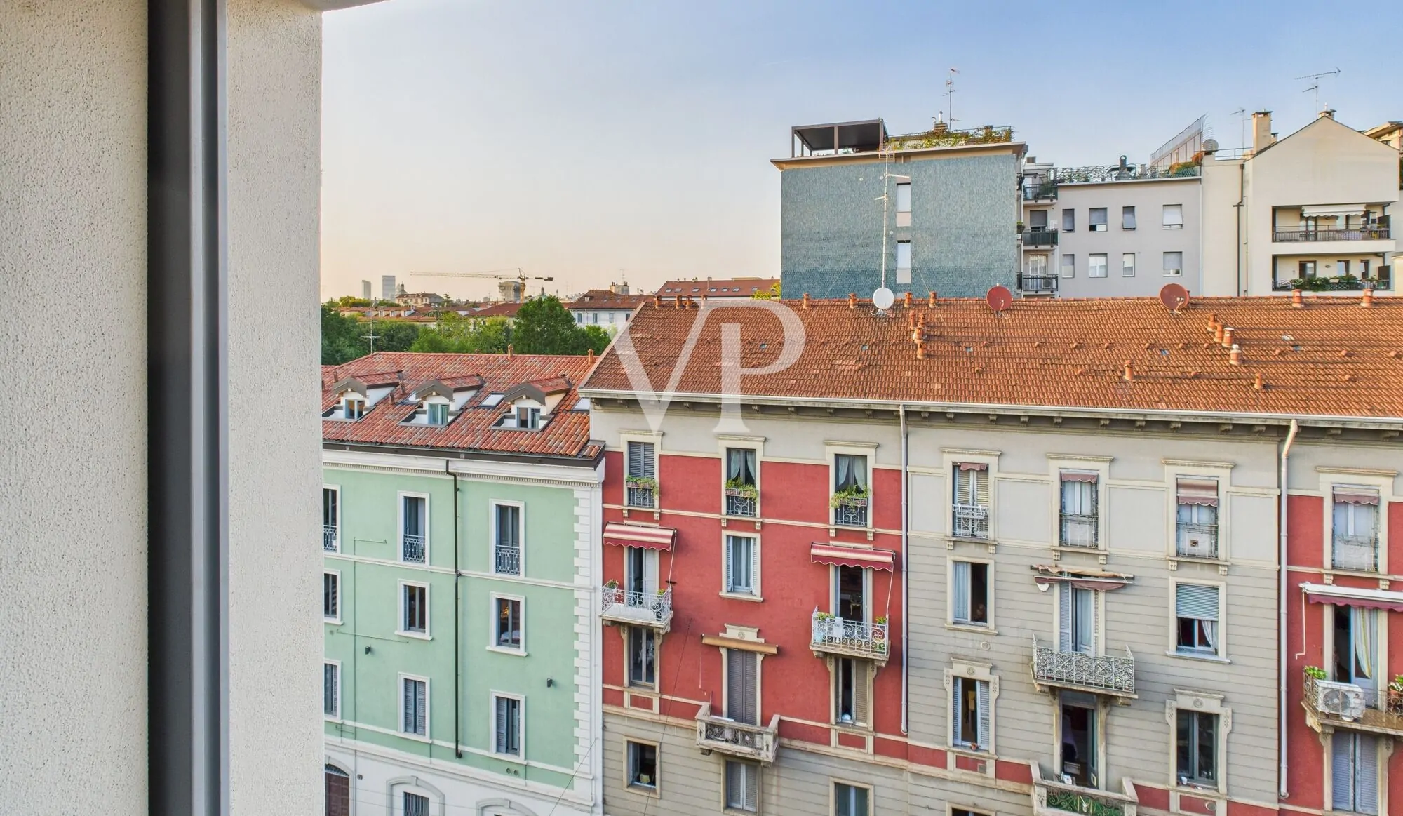 Moderno apartamento amueblado de tres habitaciones con pequeña terraza en la última planta