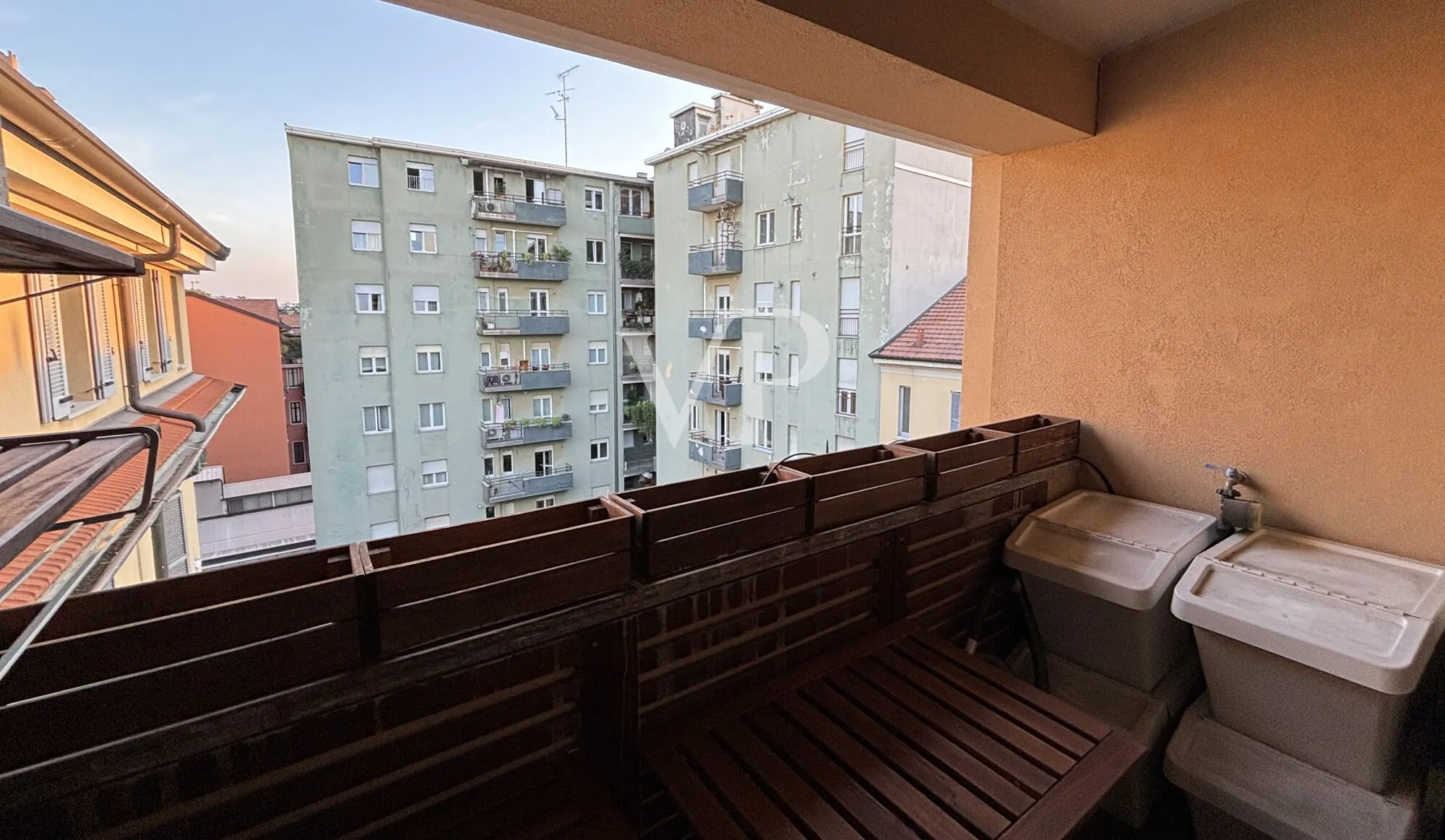 Moderno apartamento amueblado de tres habitaciones con pequeña terraza en la última planta