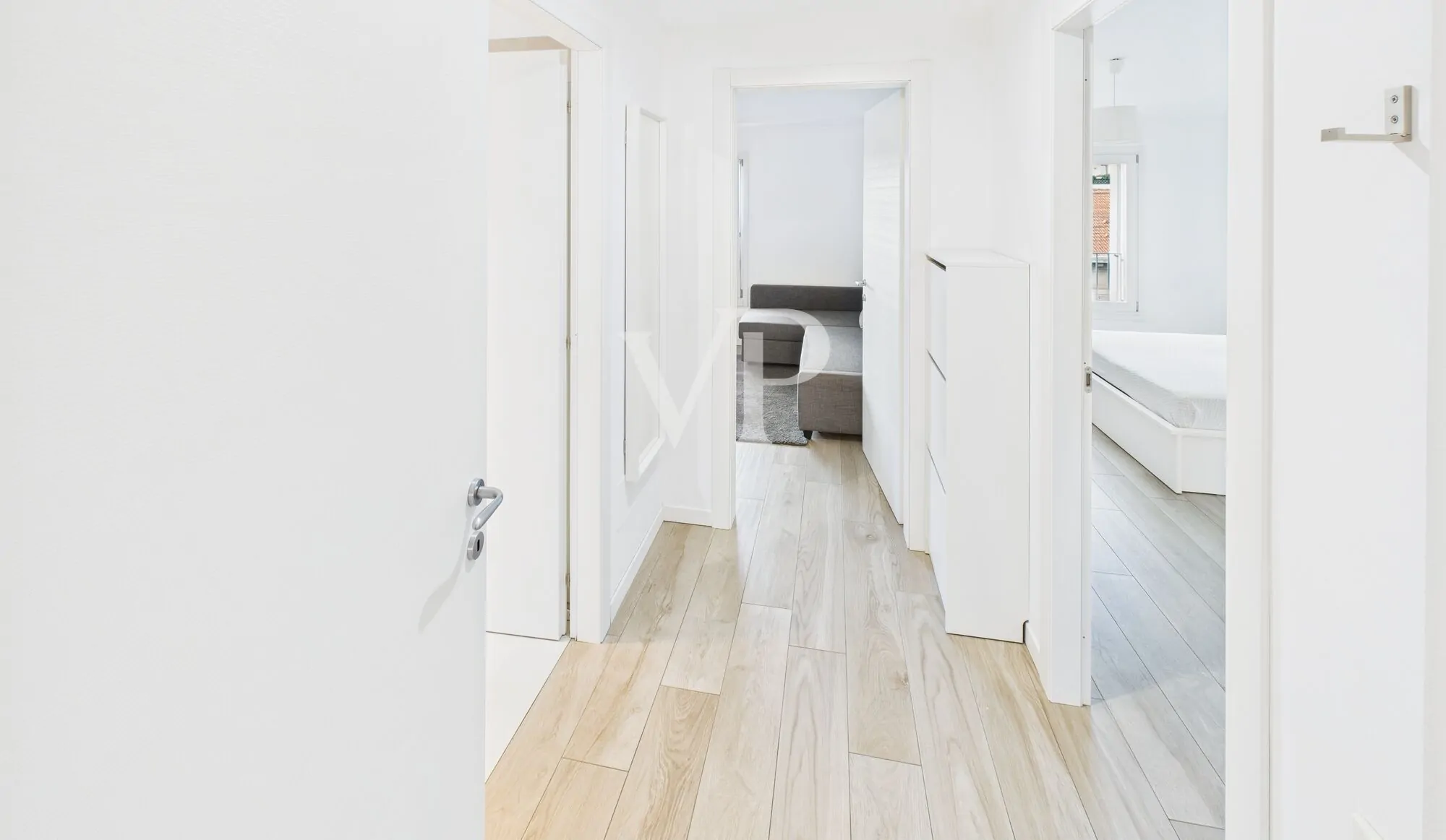 Moderno apartamento amueblado de tres habitaciones con pequeña terraza en la última planta