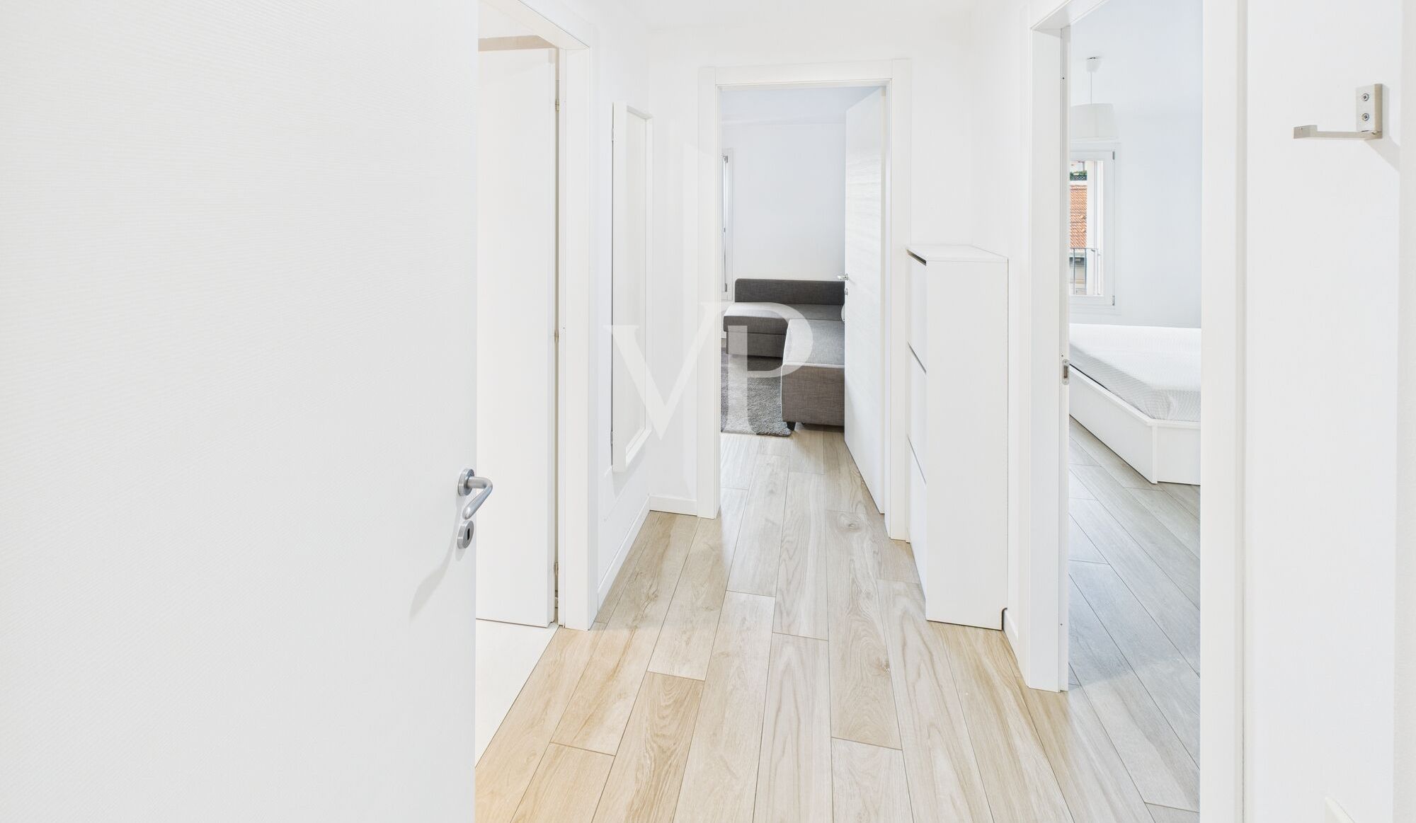 Moderne, möblierte Dreizimmerwohnung mit kleiner Terrasse in der obersten Etage
