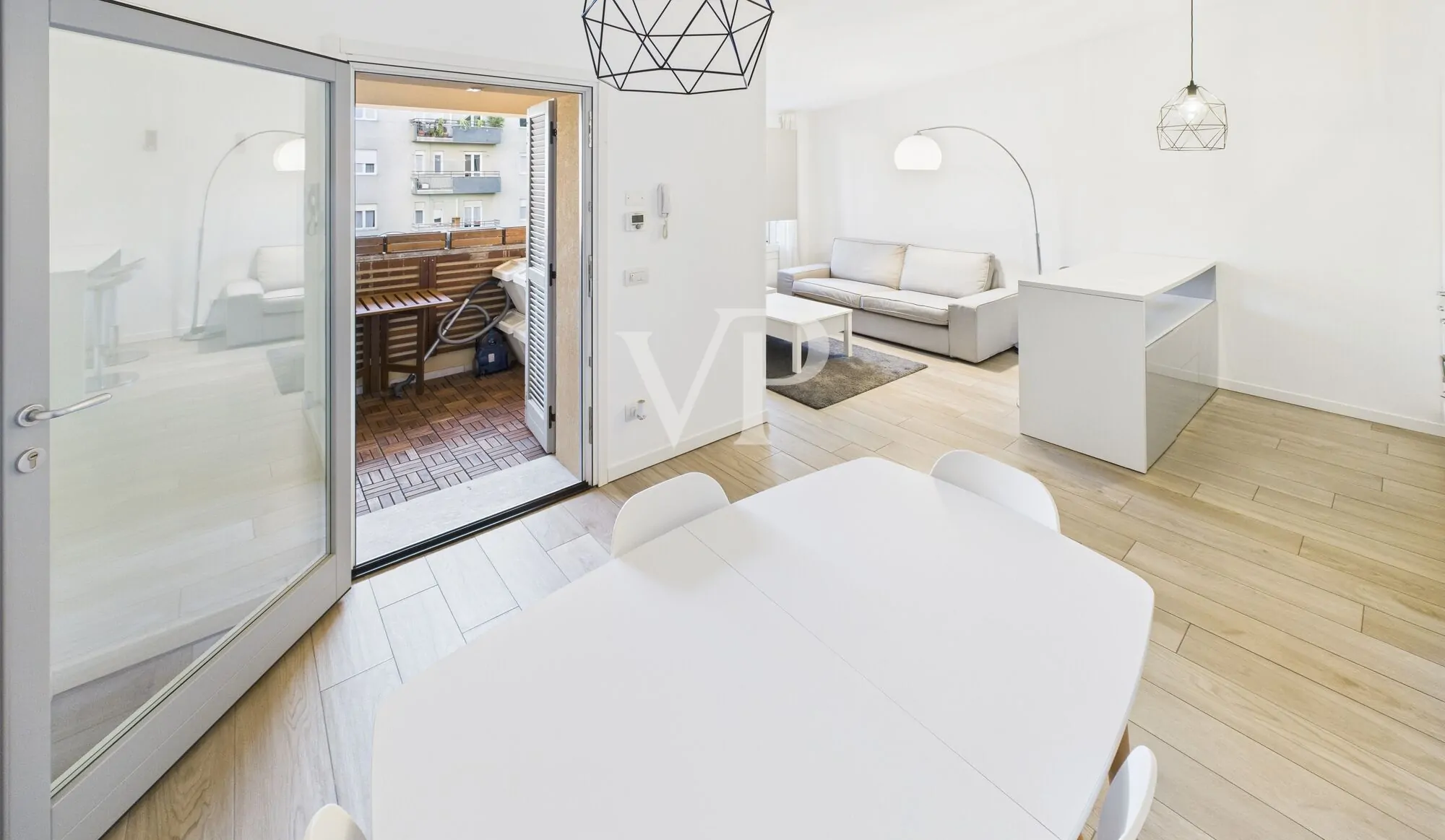 Moderno apartamento amueblado de tres habitaciones con pequeña terraza en la última planta