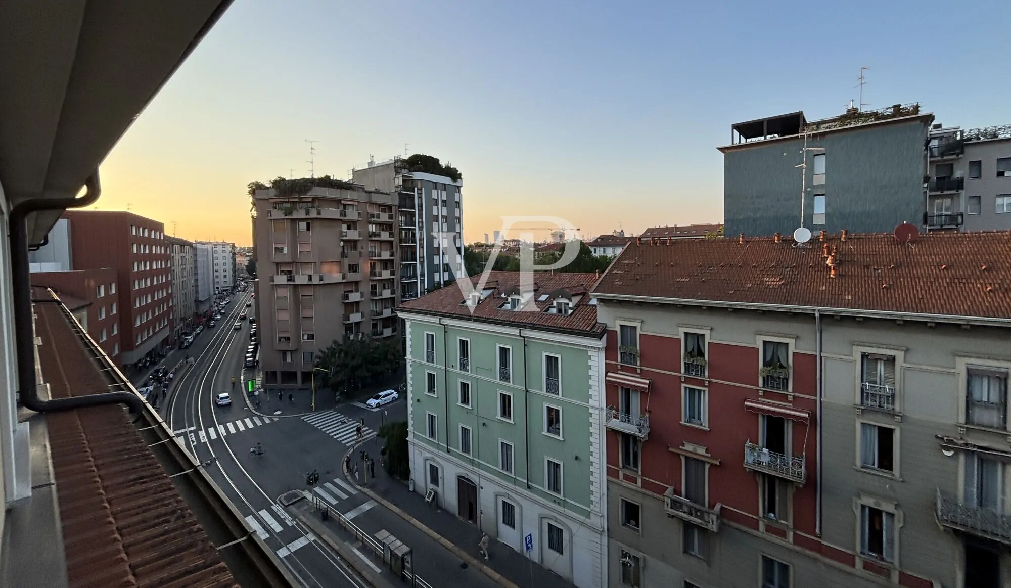 Moderno apartamento amueblado de tres habitaciones con pequeña terraza en la última planta