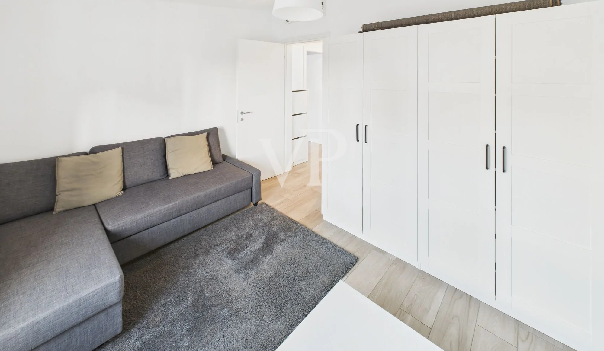 Moderno apartamento amueblado de tres habitaciones con pequeña terraza en la última planta