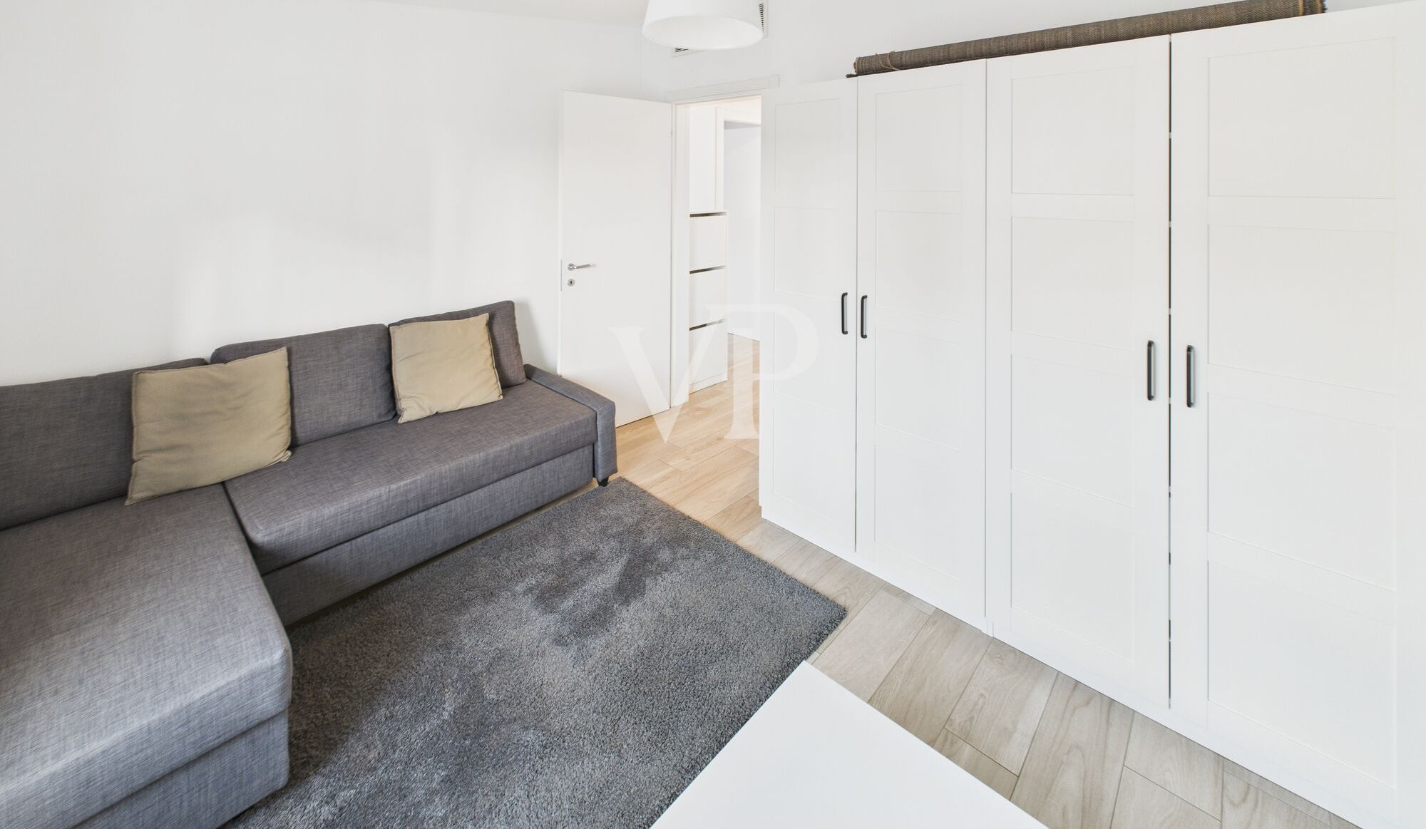 Moderne, möblierte Dreizimmerwohnung mit kleiner Terrasse in der obersten Etage