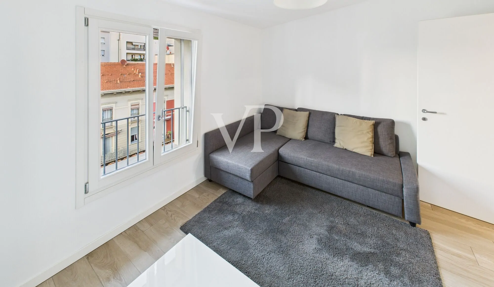 Moderno apartamento amueblado de tres habitaciones con pequeña terraza en la última planta