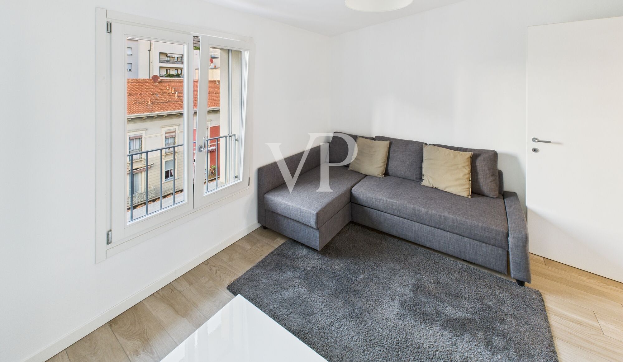 Moderne, möblierte Dreizimmerwohnung mit kleiner Terrasse in der obersten Etage