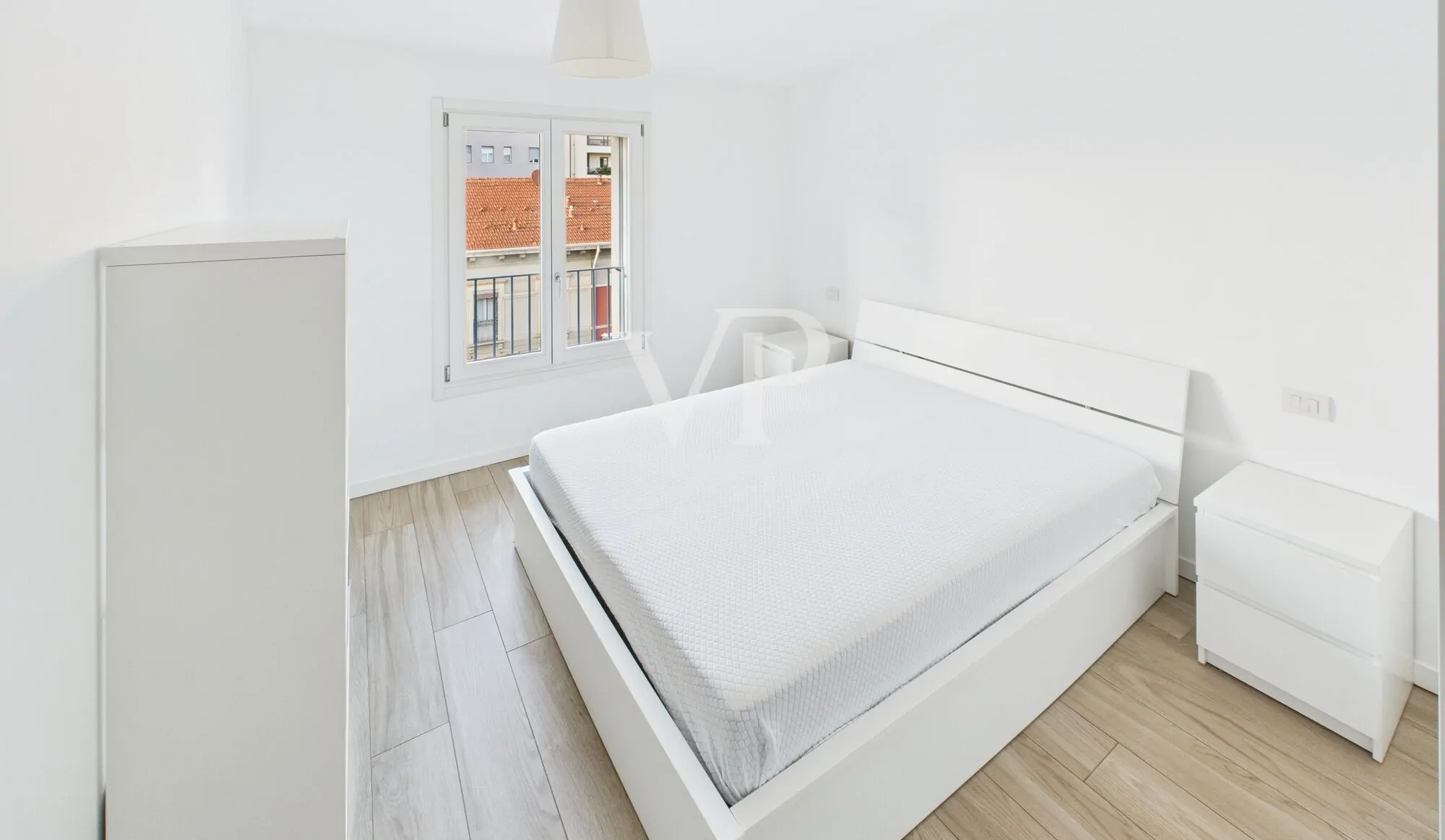 Moderno apartamento amueblado de tres habitaciones con pequeña terraza en la última planta