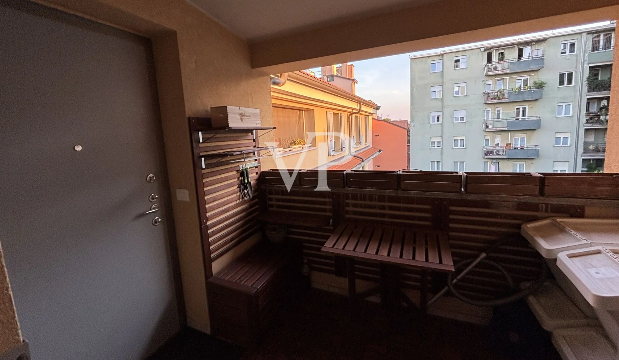 Moderno apartamento amueblado de tres habitaciones con pequeña terraza en la última planta