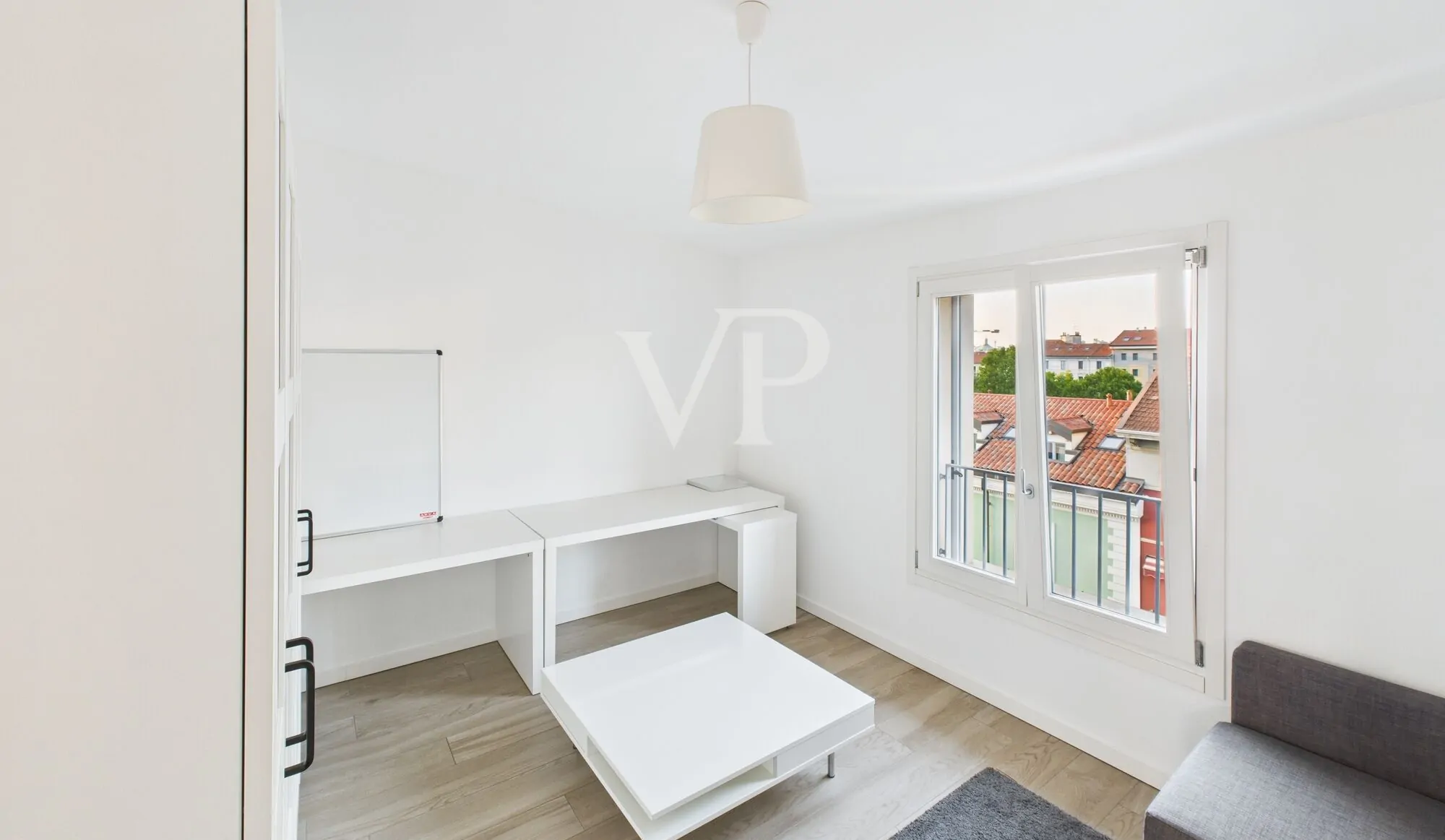 Moderno apartamento amueblado de tres habitaciones con pequeña terraza en la última planta