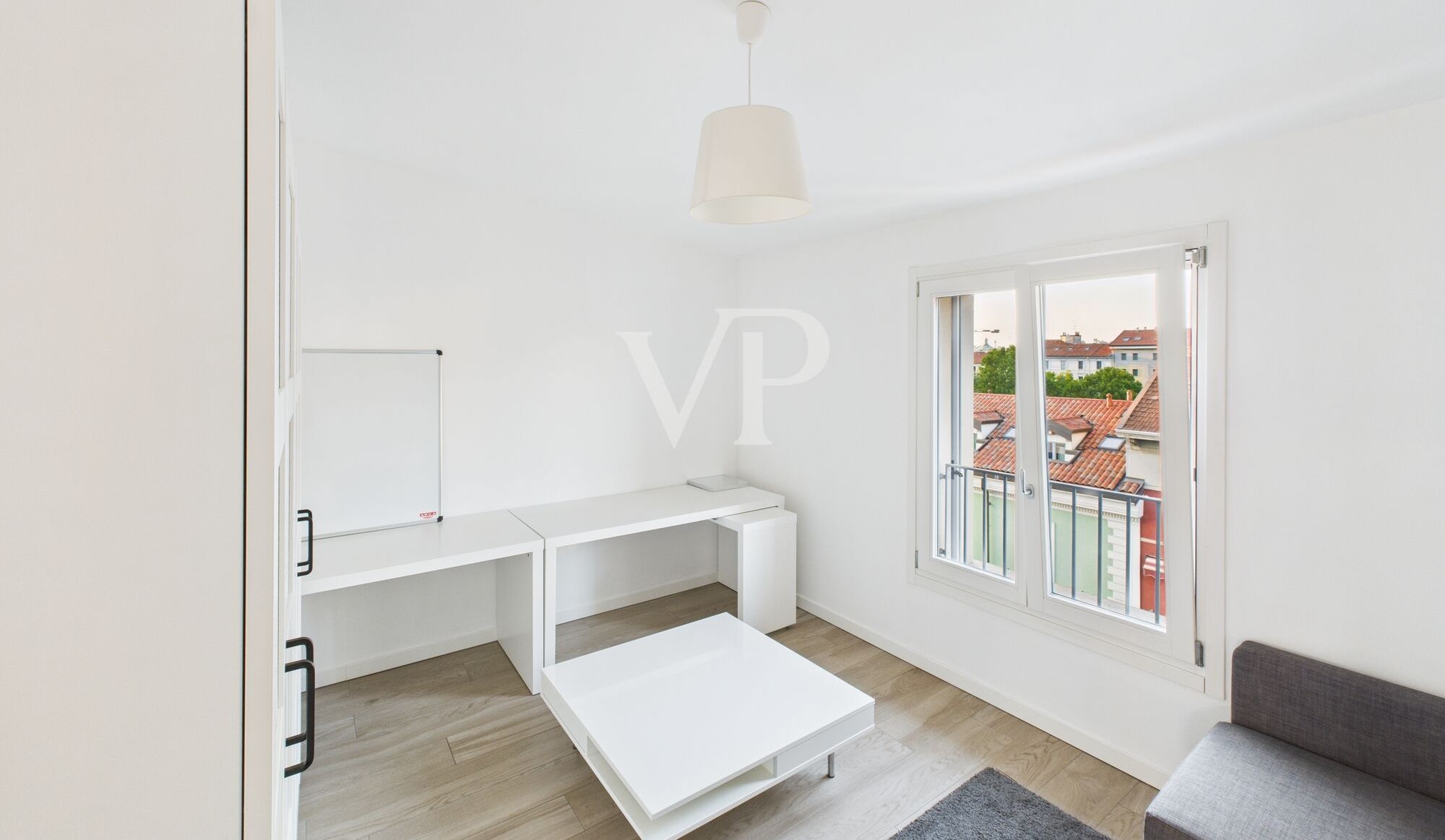 Moderne, möblierte Dreizimmerwohnung mit kleiner Terrasse in der obersten Etage