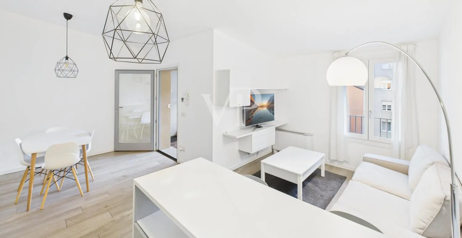 Moderno apartamento amueblado de tres habitaciones con pequeña terraza en la última planta