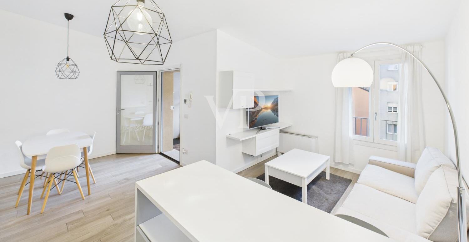 Moderne, möblierte Dreizimmerwohnung mit kleiner Terrasse in der obersten Etage