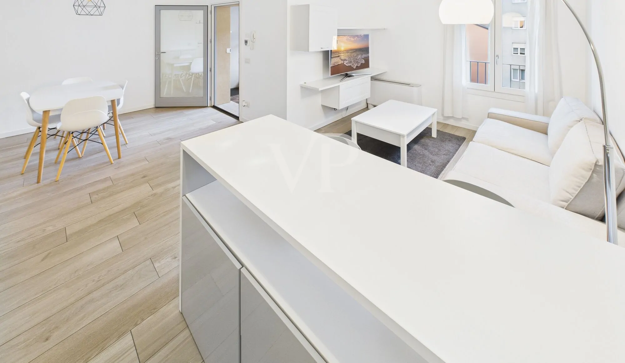 Moderno apartamento amueblado de tres habitaciones con pequeña terraza en la última planta