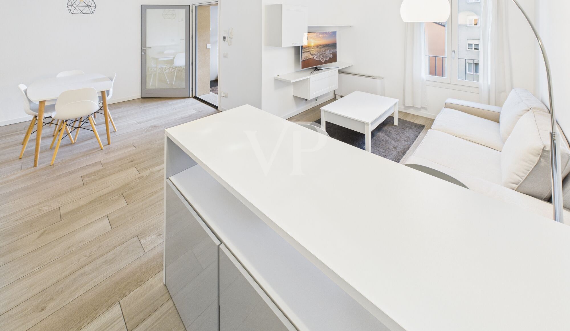 Moderne, möblierte Dreizimmerwohnung mit kleiner Terrasse in der obersten Etage