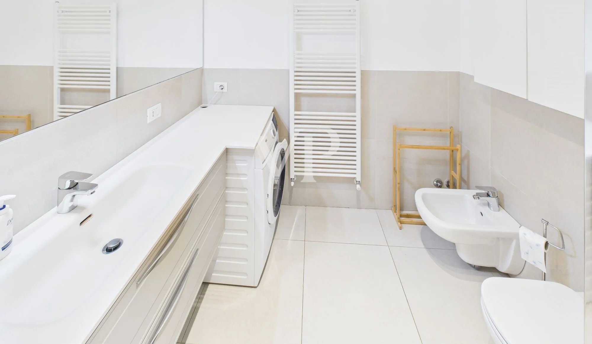 Moderno apartamento amueblado de tres habitaciones con pequeña terraza en la última planta