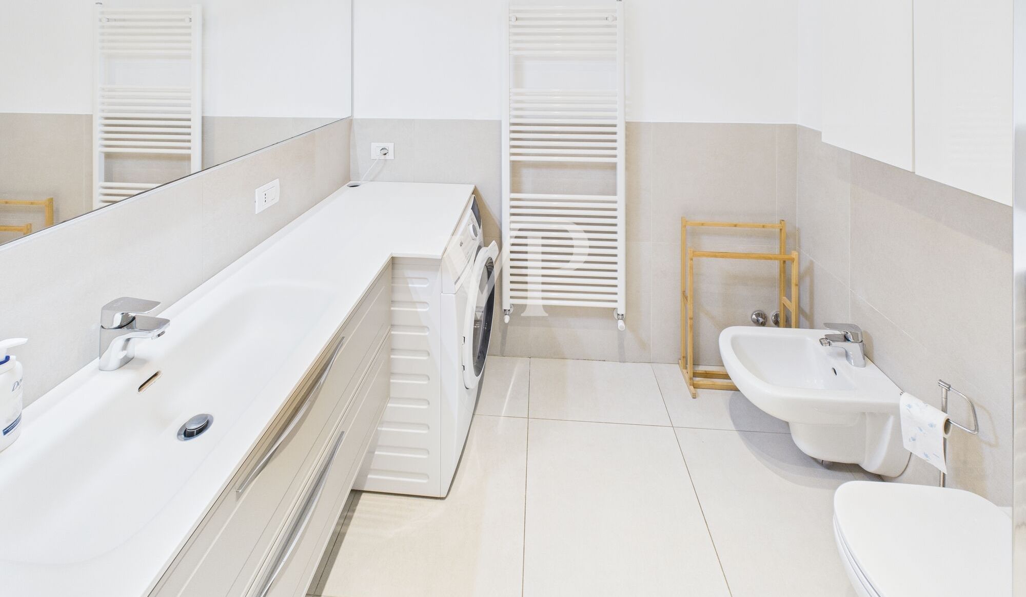 Moderne, möblierte Dreizimmerwohnung mit kleiner Terrasse in der obersten Etage