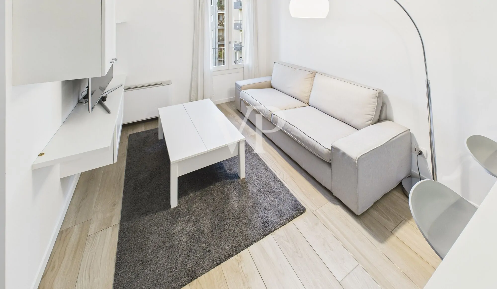 Moderno apartamento amueblado de tres habitaciones con pequeña terraza en la última planta