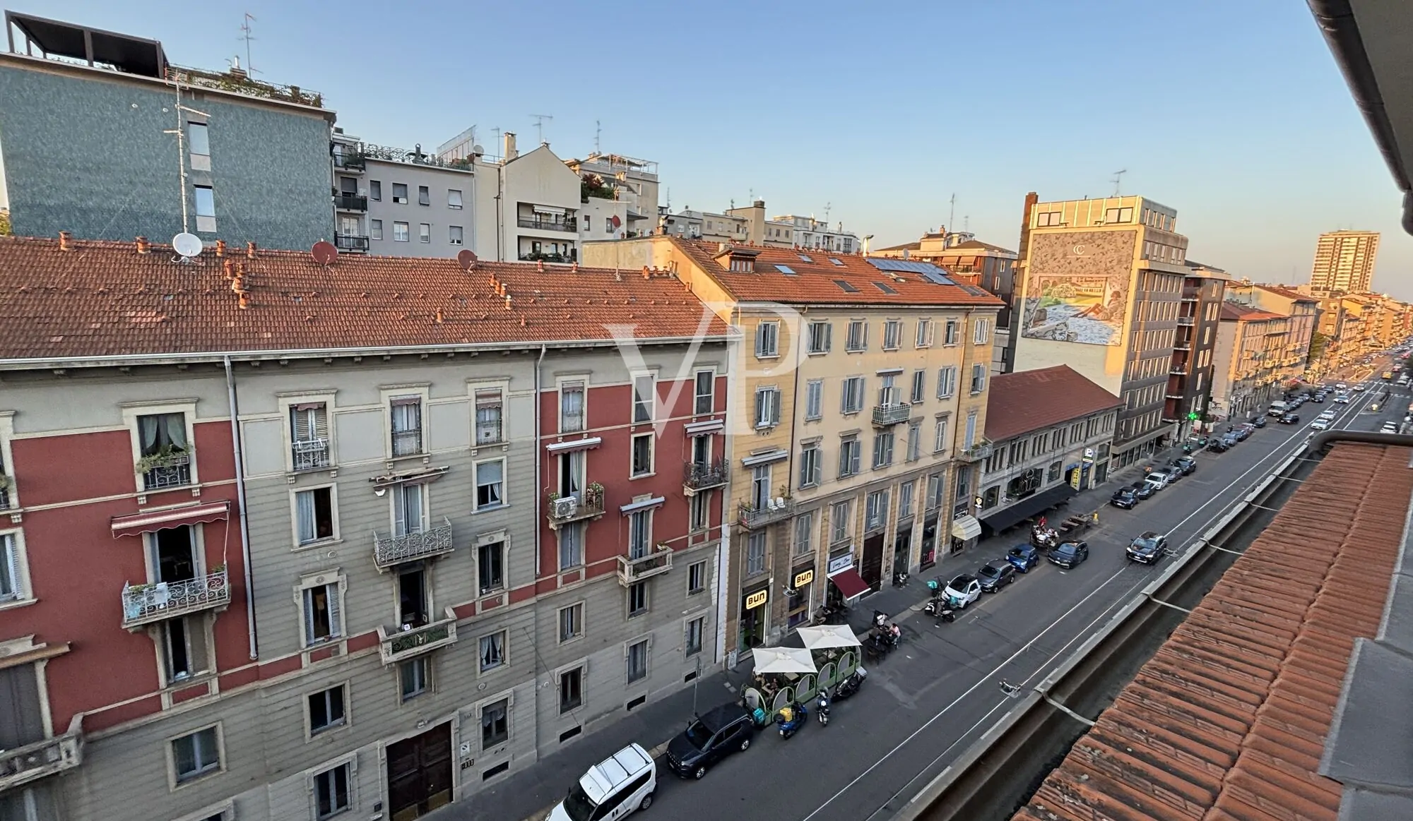 Moderno apartamento amueblado de tres habitaciones con pequeña terraza en la última planta