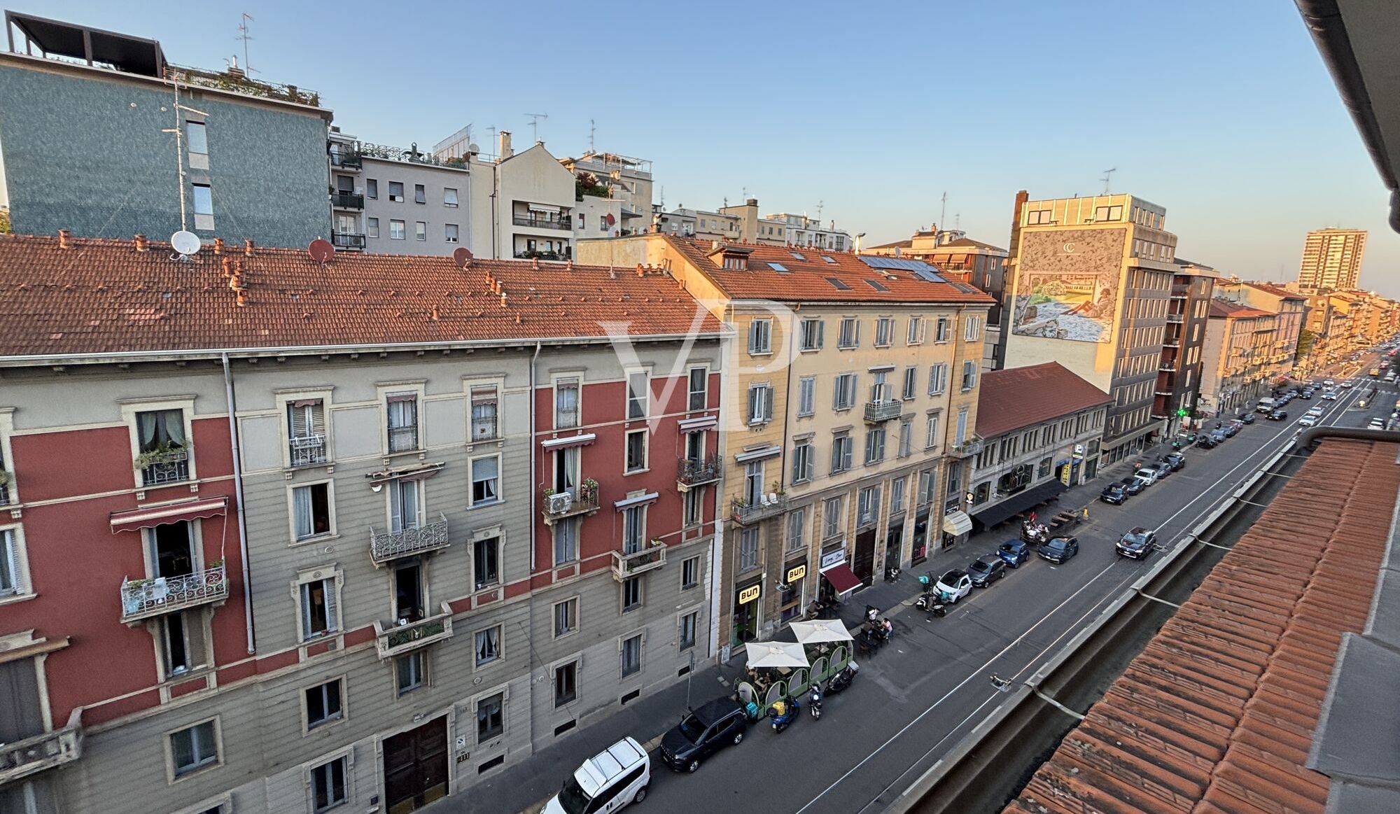 Moderne, möblierte Dreizimmerwohnung mit kleiner Terrasse in der obersten Etage
