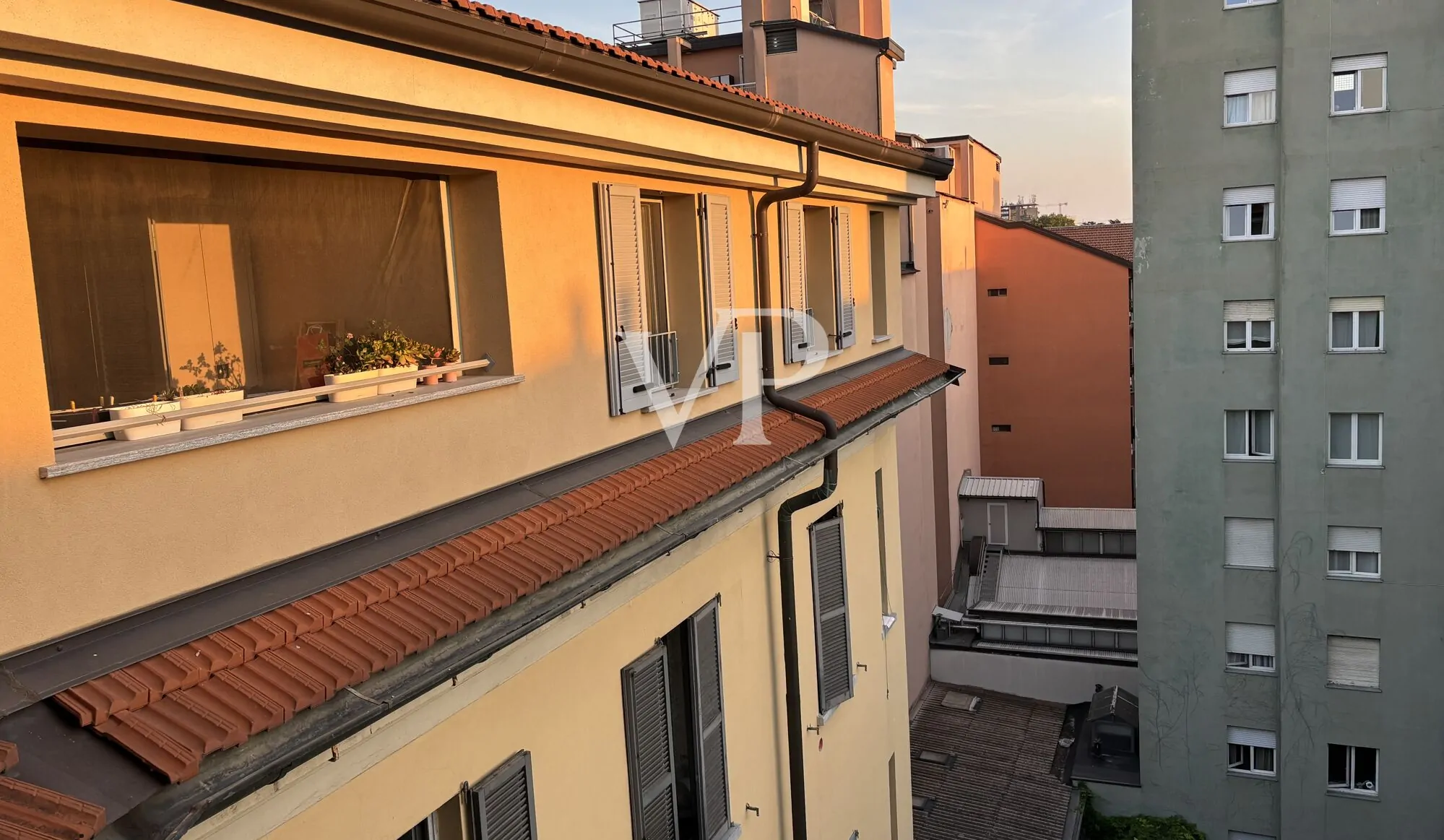 Moderno apartamento amueblado de tres habitaciones con pequeña terraza en la última planta