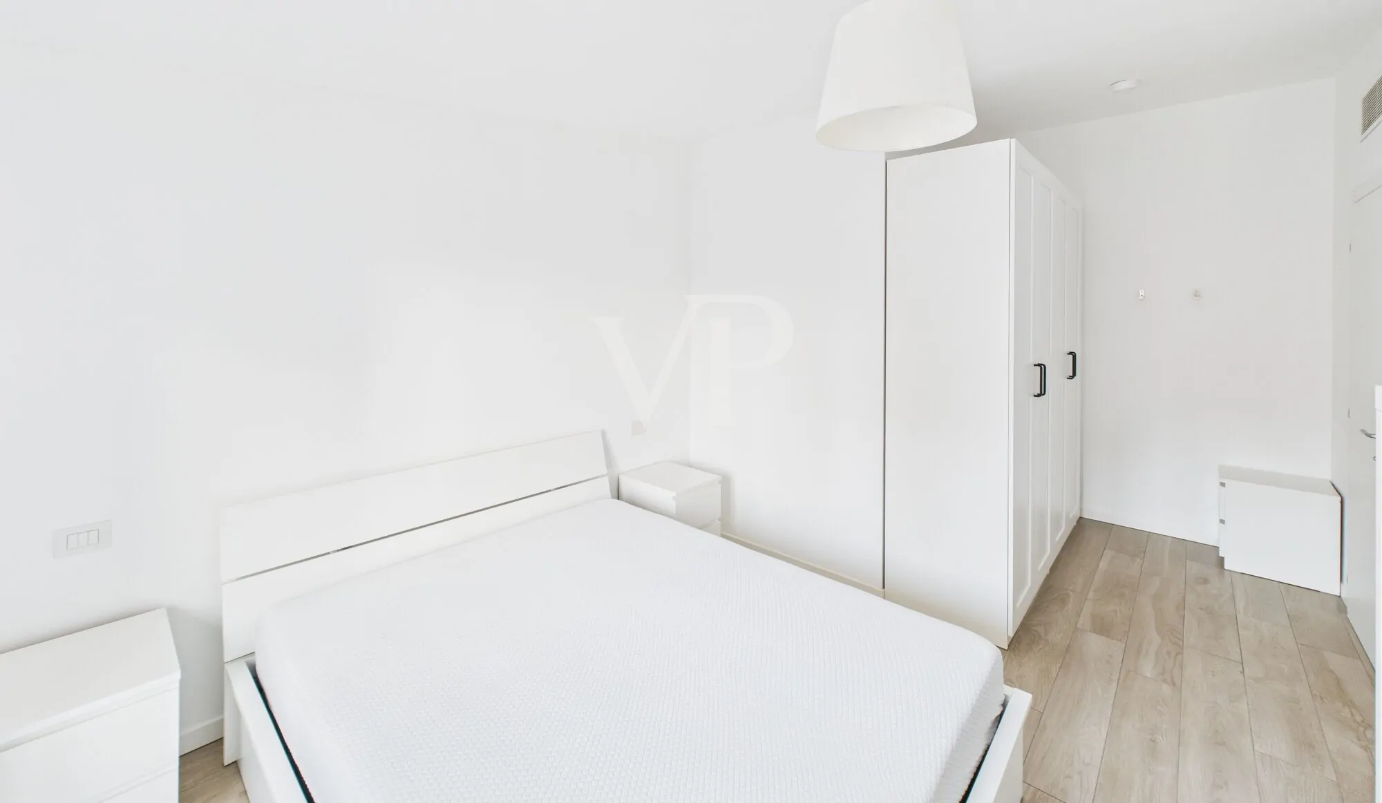 Moderno apartamento amueblado de tres habitaciones con pequeña terraza en la última planta