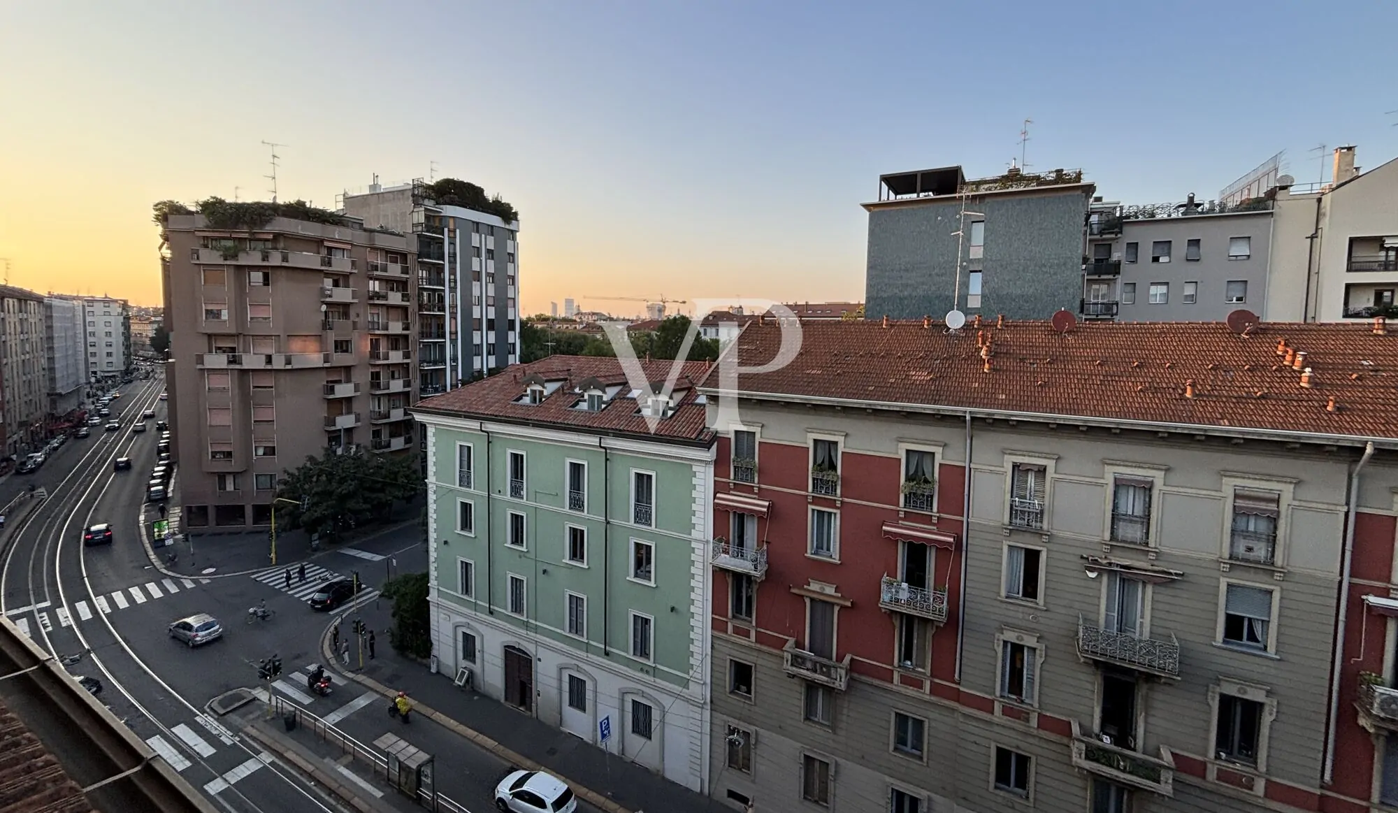 Moderno apartamento amueblado de tres habitaciones con pequeña terraza en la última planta