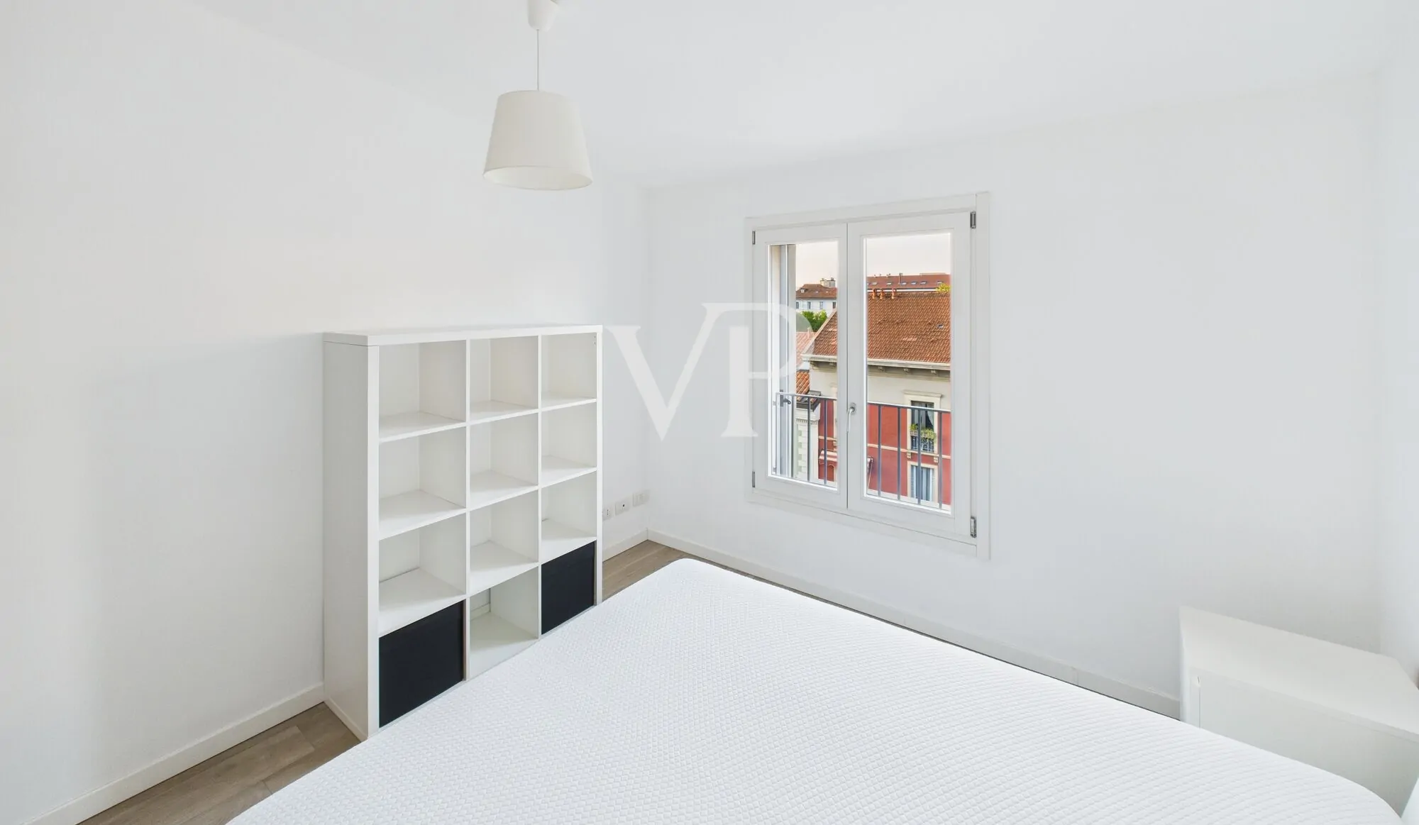 Moderno apartamento amueblado de tres habitaciones con pequeña terraza en la última planta