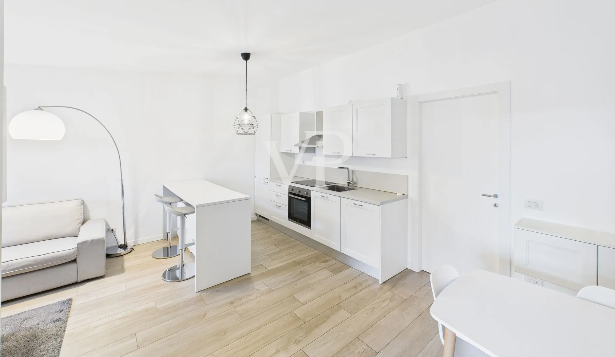 Moderno apartamento amueblado de tres habitaciones con pequeña terraza en la última planta