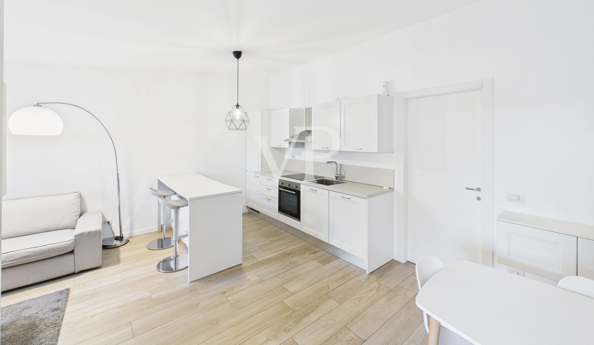 Moderne, möblierte Dreizimmerwohnung mit kleiner Terrasse in der obersten Etage