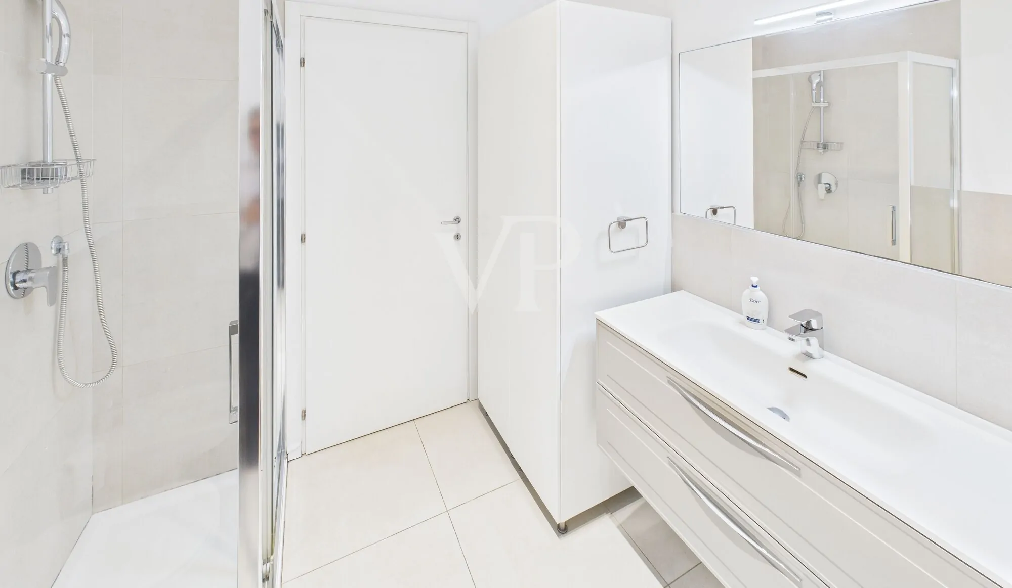 Moderno apartamento amueblado de tres habitaciones con pequeña terraza en la última planta