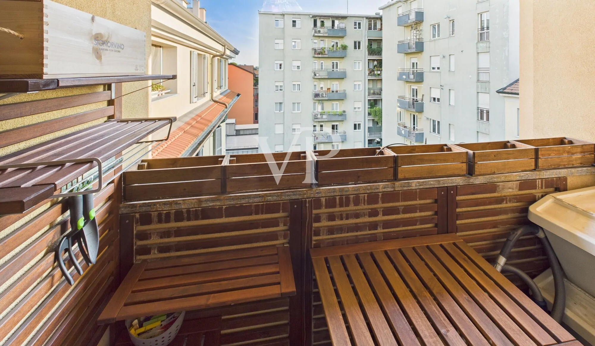 Moderno apartamento amueblado de tres habitaciones con pequeña terraza en la última planta