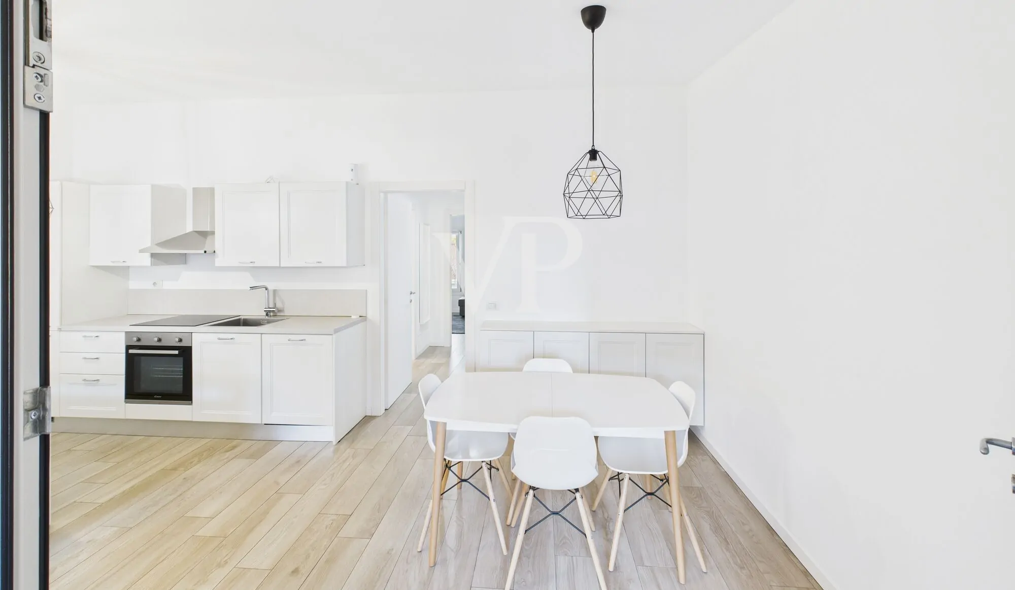 Moderno apartamento amueblado de tres habitaciones con pequeña terraza en la última planta