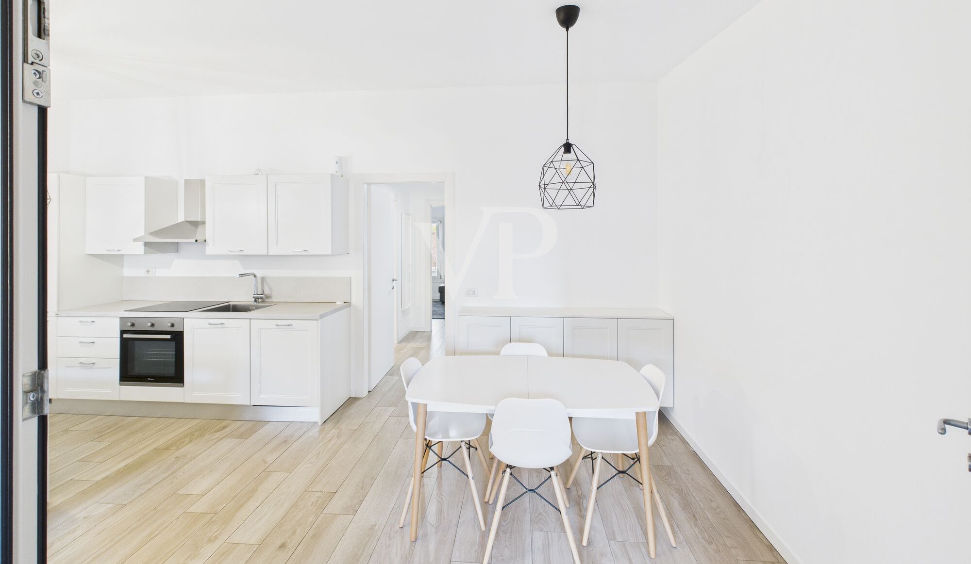 Moderne, möblierte Dreizimmerwohnung mit kleiner Terrasse in der obersten Etage