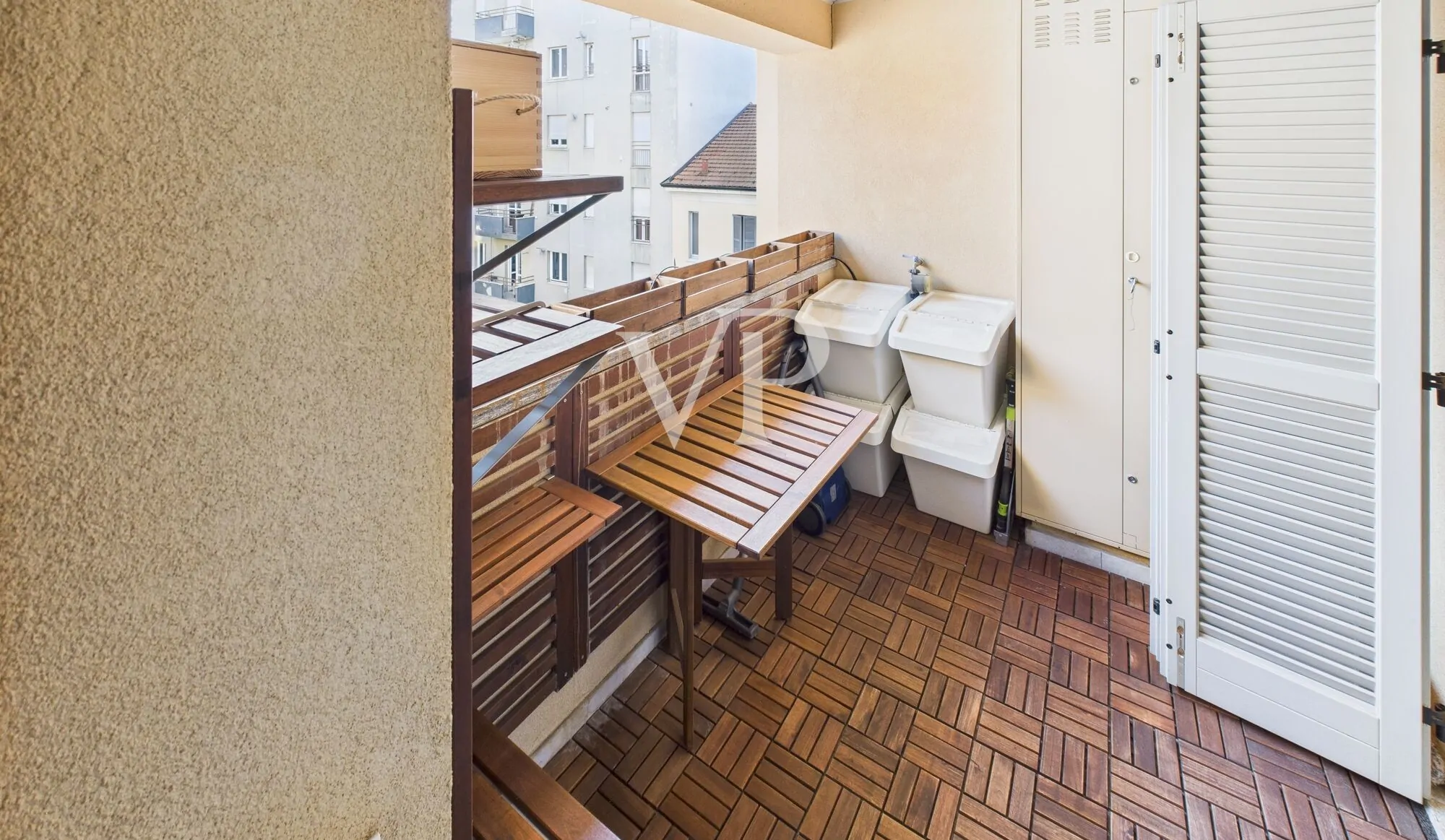 Moderno apartamento amueblado de tres habitaciones con pequeña terraza en la última planta