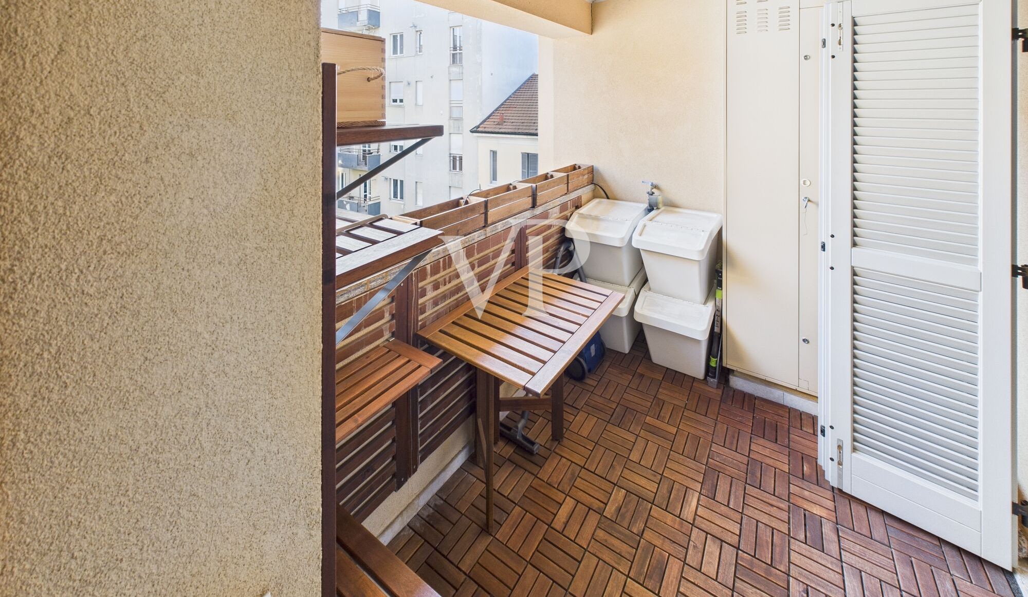 Moderne, möblierte Dreizimmerwohnung mit kleiner Terrasse in der obersten Etage