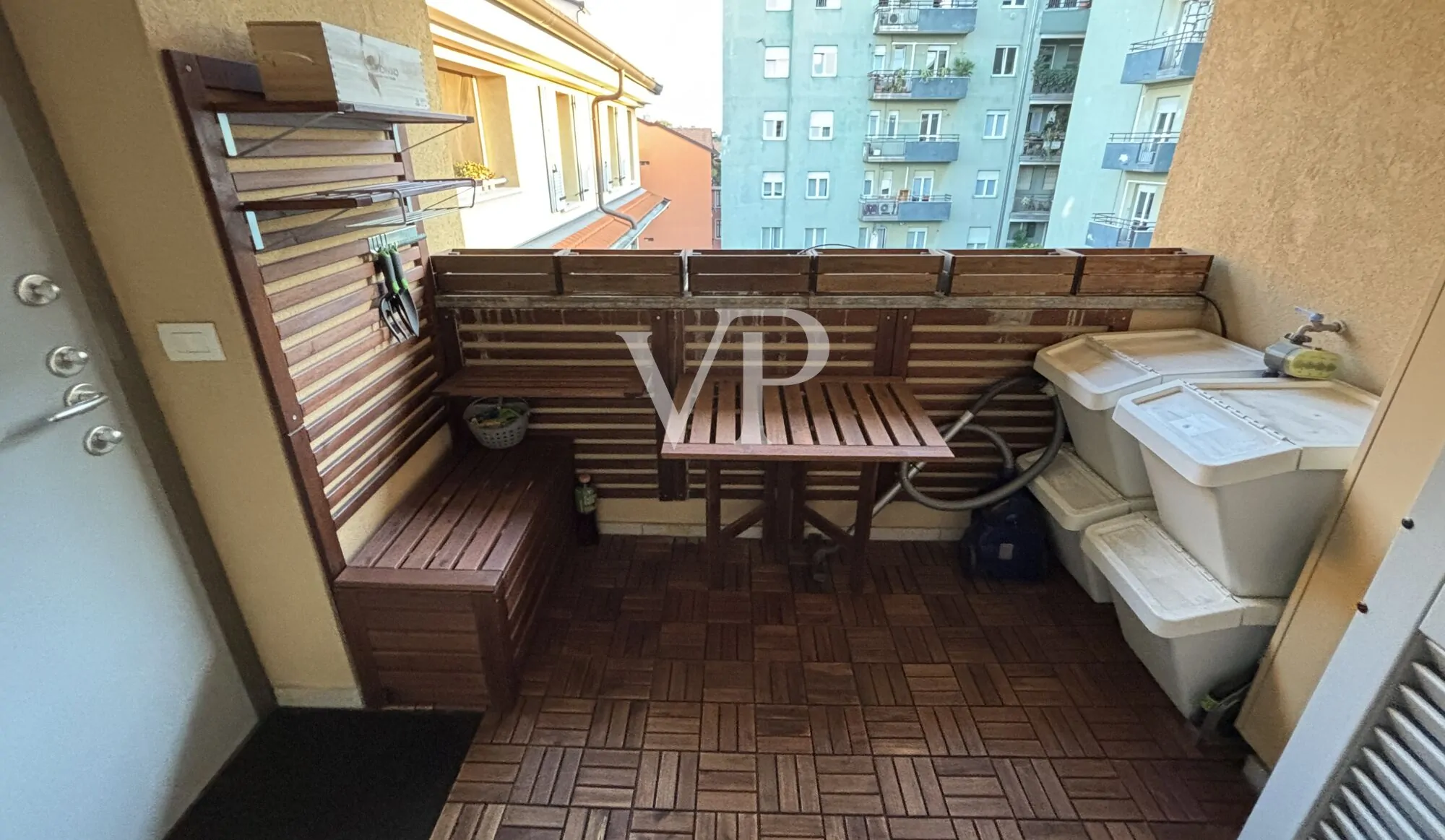 Moderno apartamento amueblado de tres habitaciones con pequeña terraza en la última planta