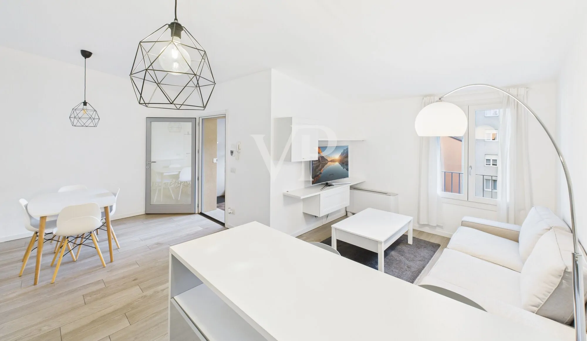 Moderno apartamento amueblado de tres habitaciones con pequeña terraza en la última planta