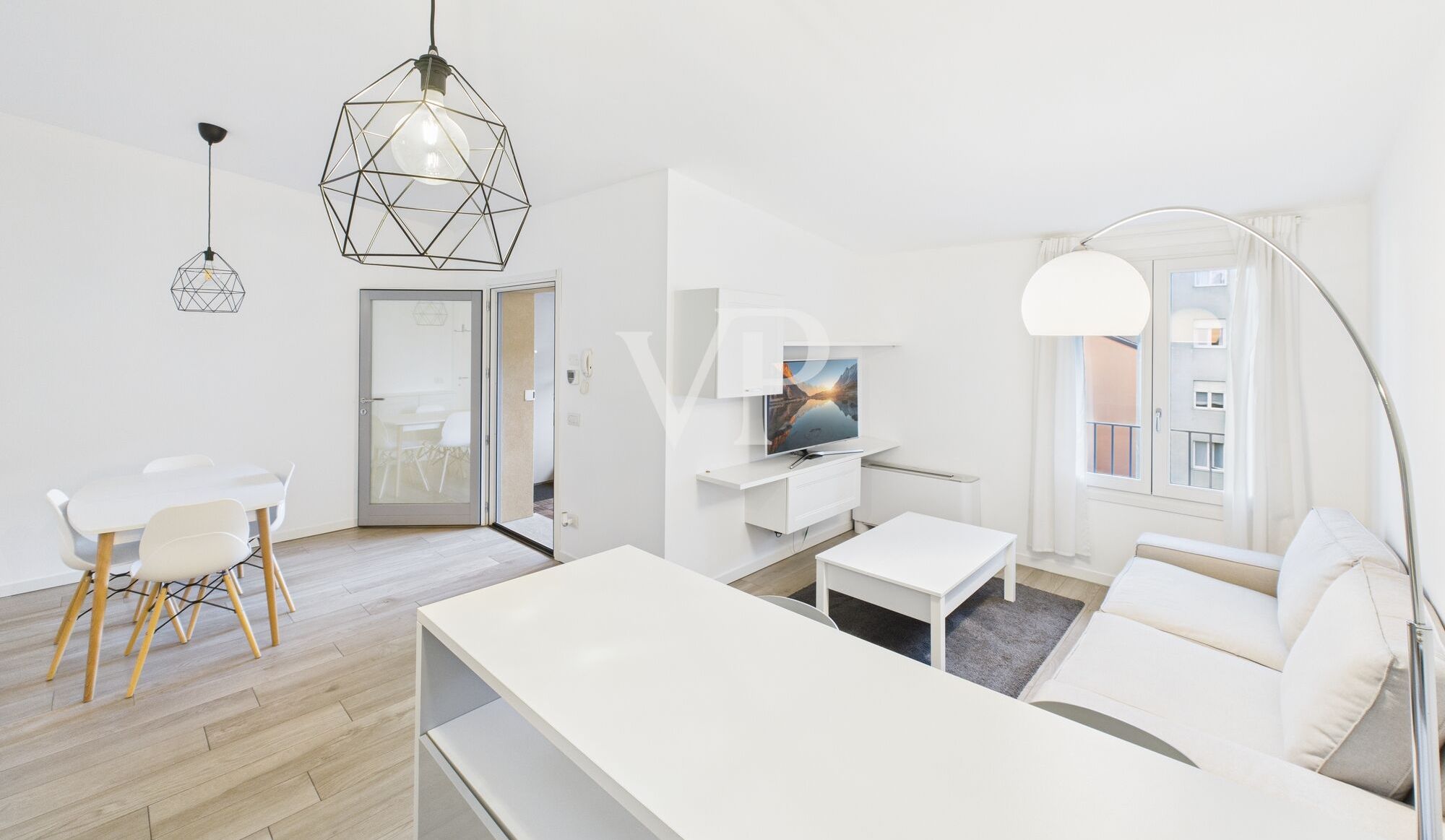 Moderne, möblierte Dreizimmerwohnung mit kleiner Terrasse in der obersten Etage